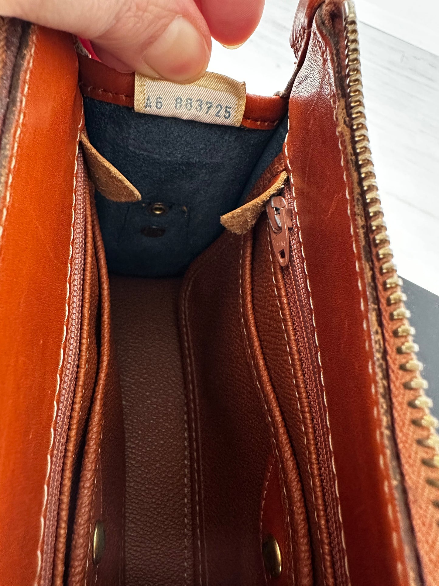 90s Dooney and Bourke zip top shoulder bag in navy