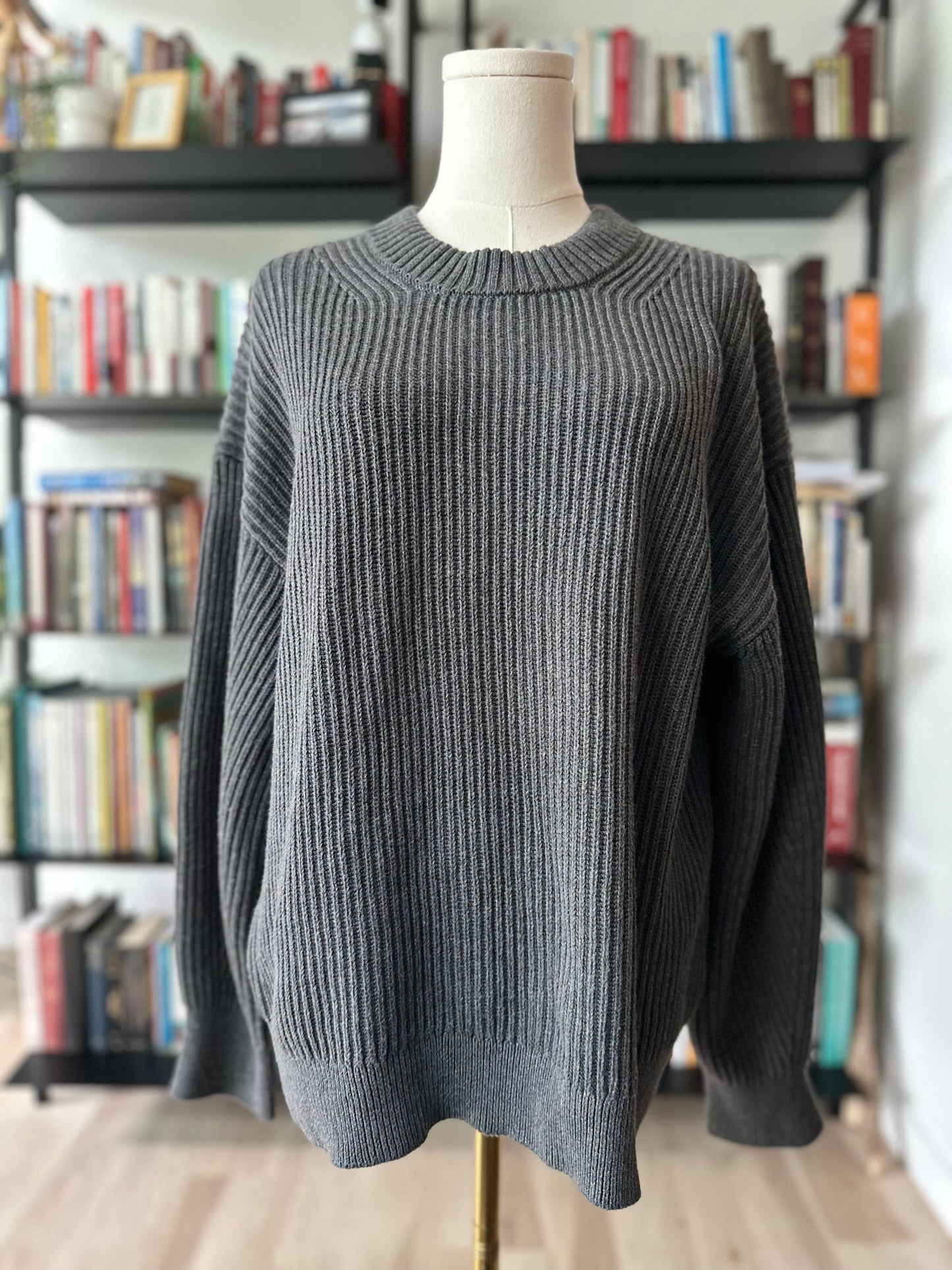 Everlane Cocoon Crew in everyday organic cotton in grey. Size Large