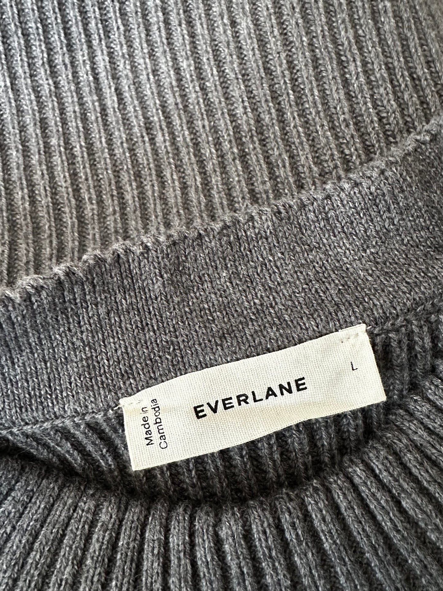 Everlane Cocoon Crew in everyday organic cotton in grey. Size Large