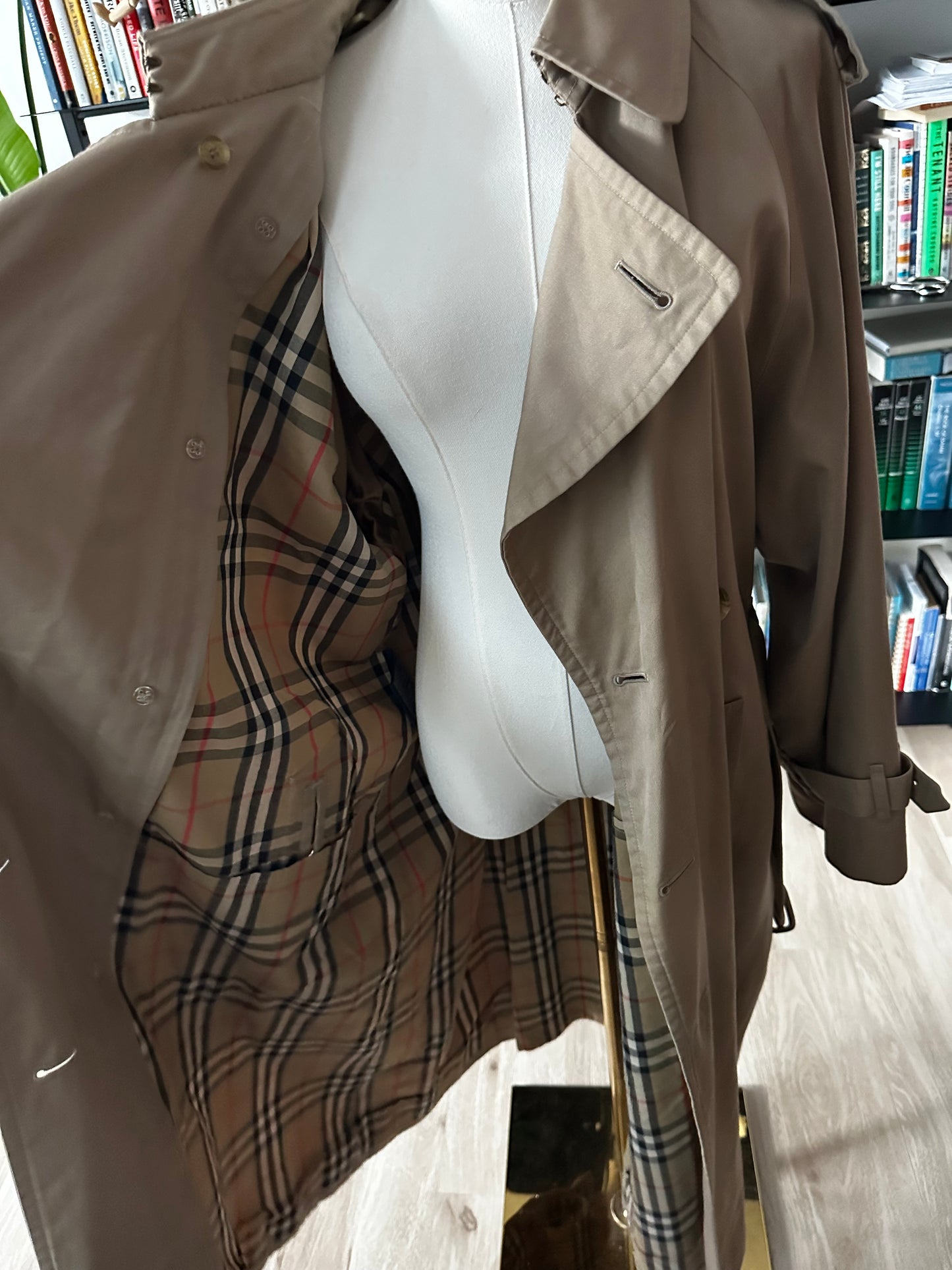 90s Burberry trench coat. Size 40 reg. No zip out lining