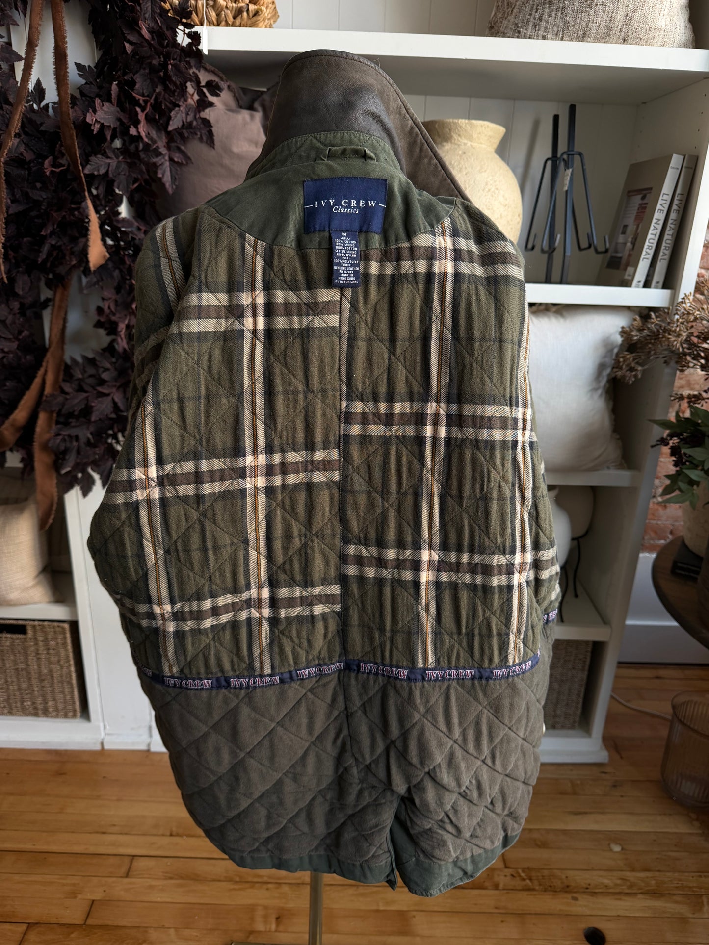 90s Ivy Crew insulated green barn coat with leather collar. Made in Hong Kong. Fits S-L
