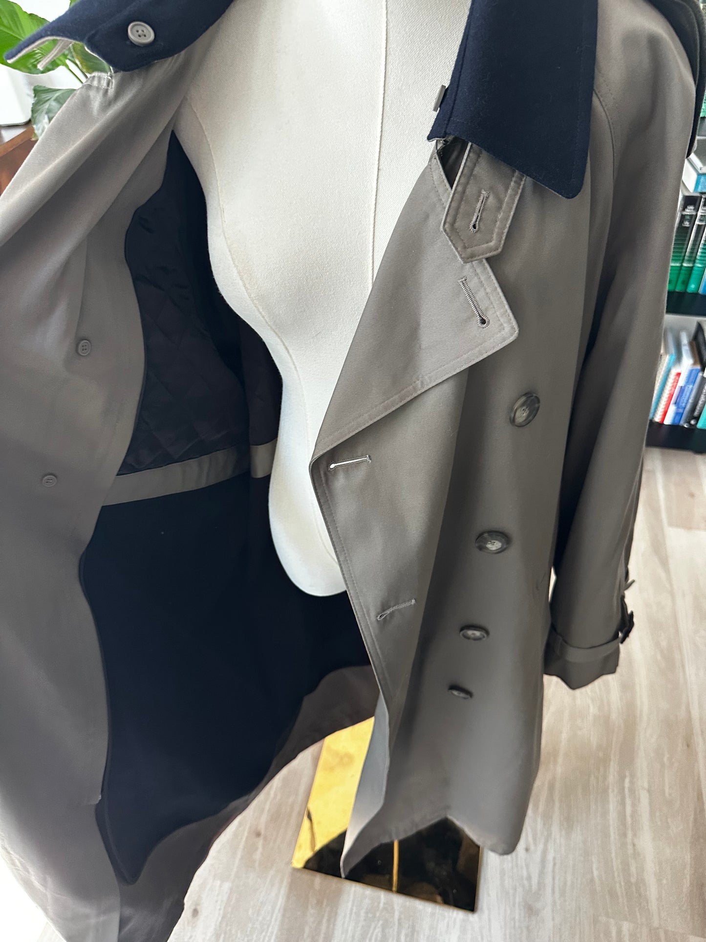 90s Lauren Ralph Lauren trench with removable wool lining and collar.