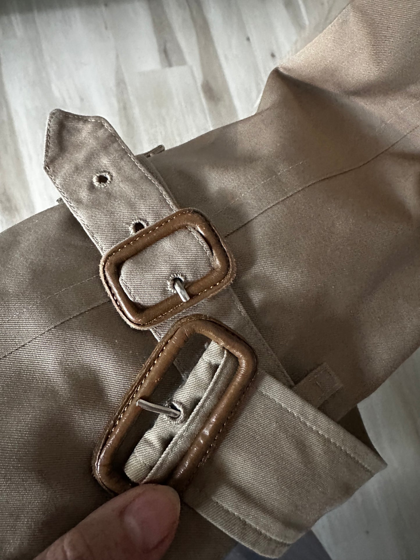 90s Burberry trench coat. Size 40 reg. No zip out lining