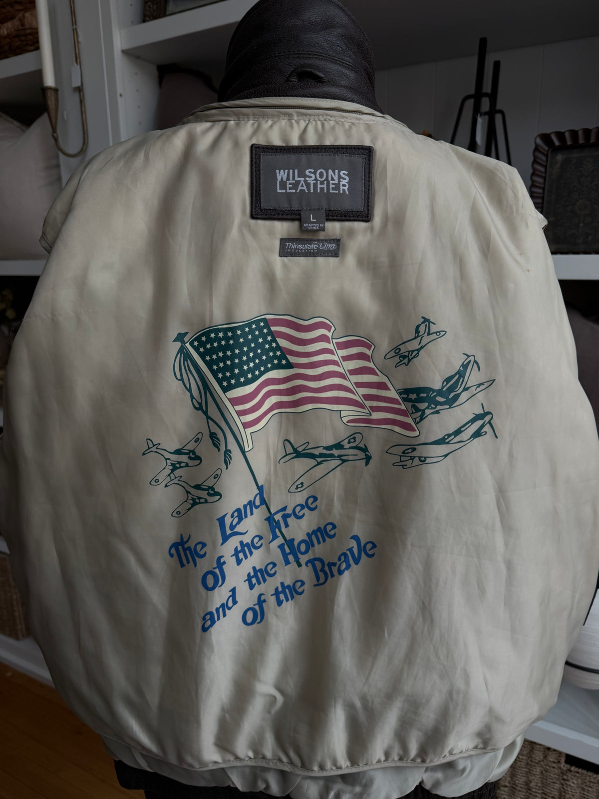 90s Wilson’s Leatger bomber with zip out lining. Fits M-XL