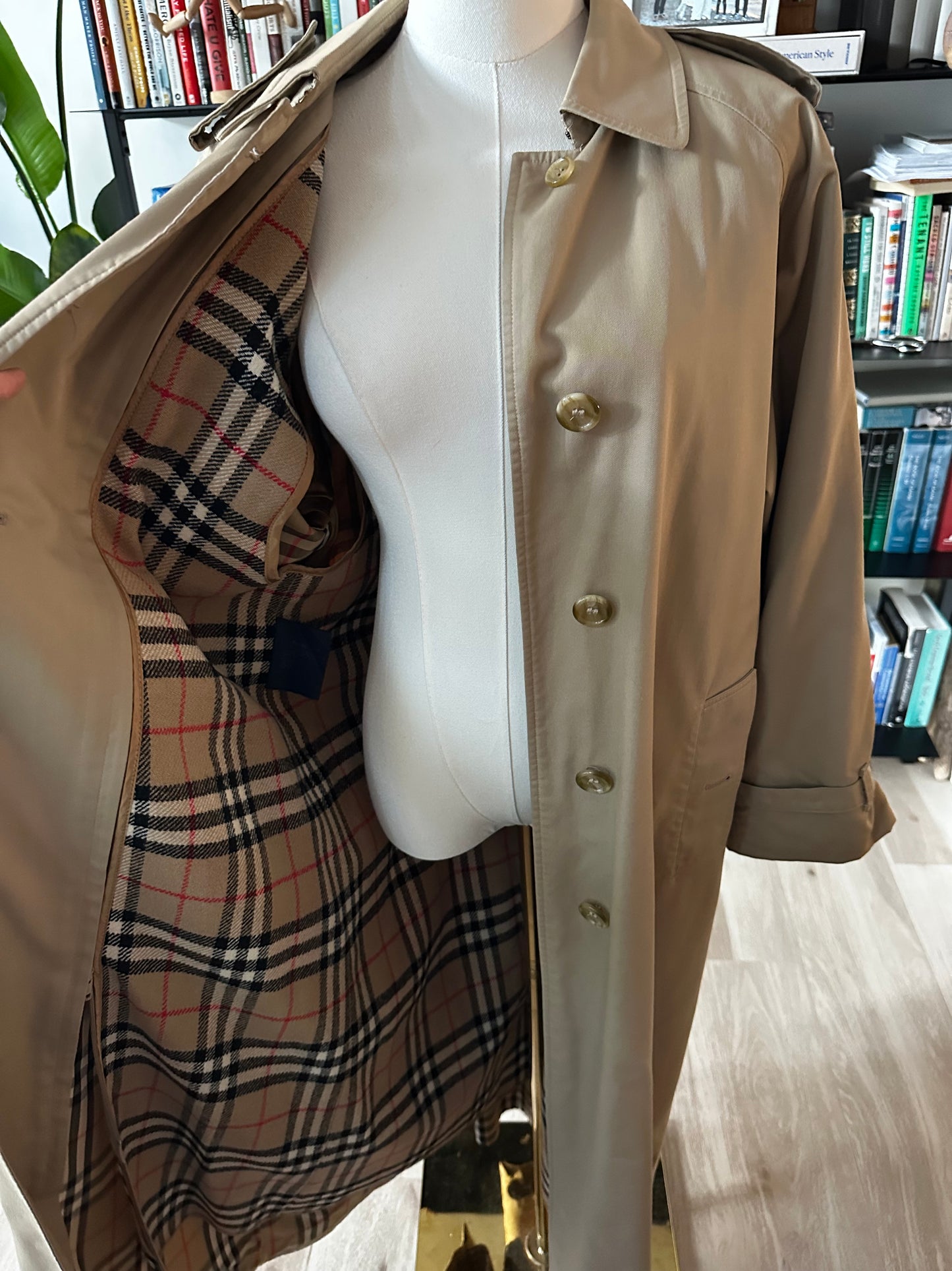 90s Burberry trench. Size XX-Long. Missing belt