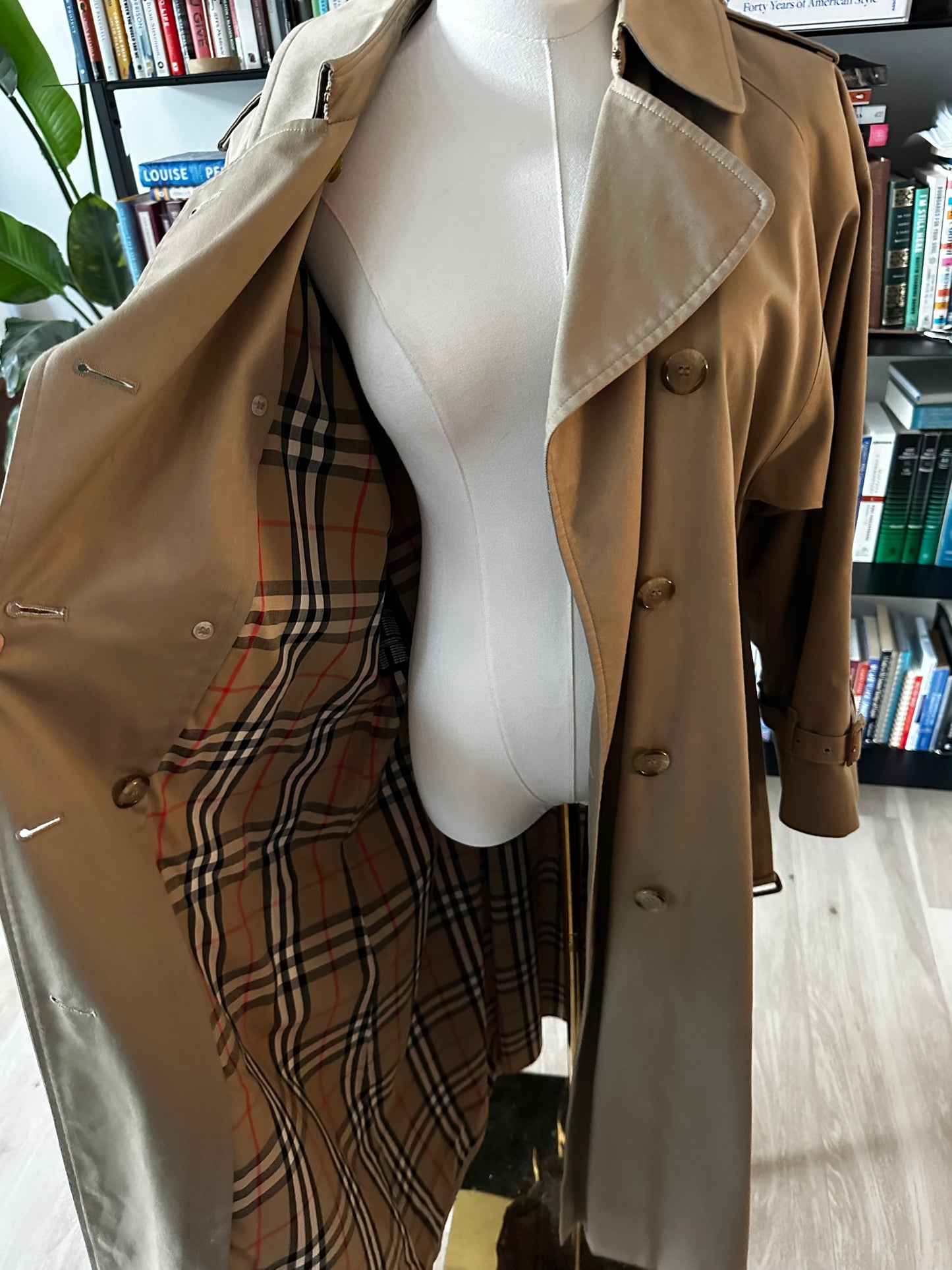 90s Burberry trench. Size 10 X-Long. No zip out lining