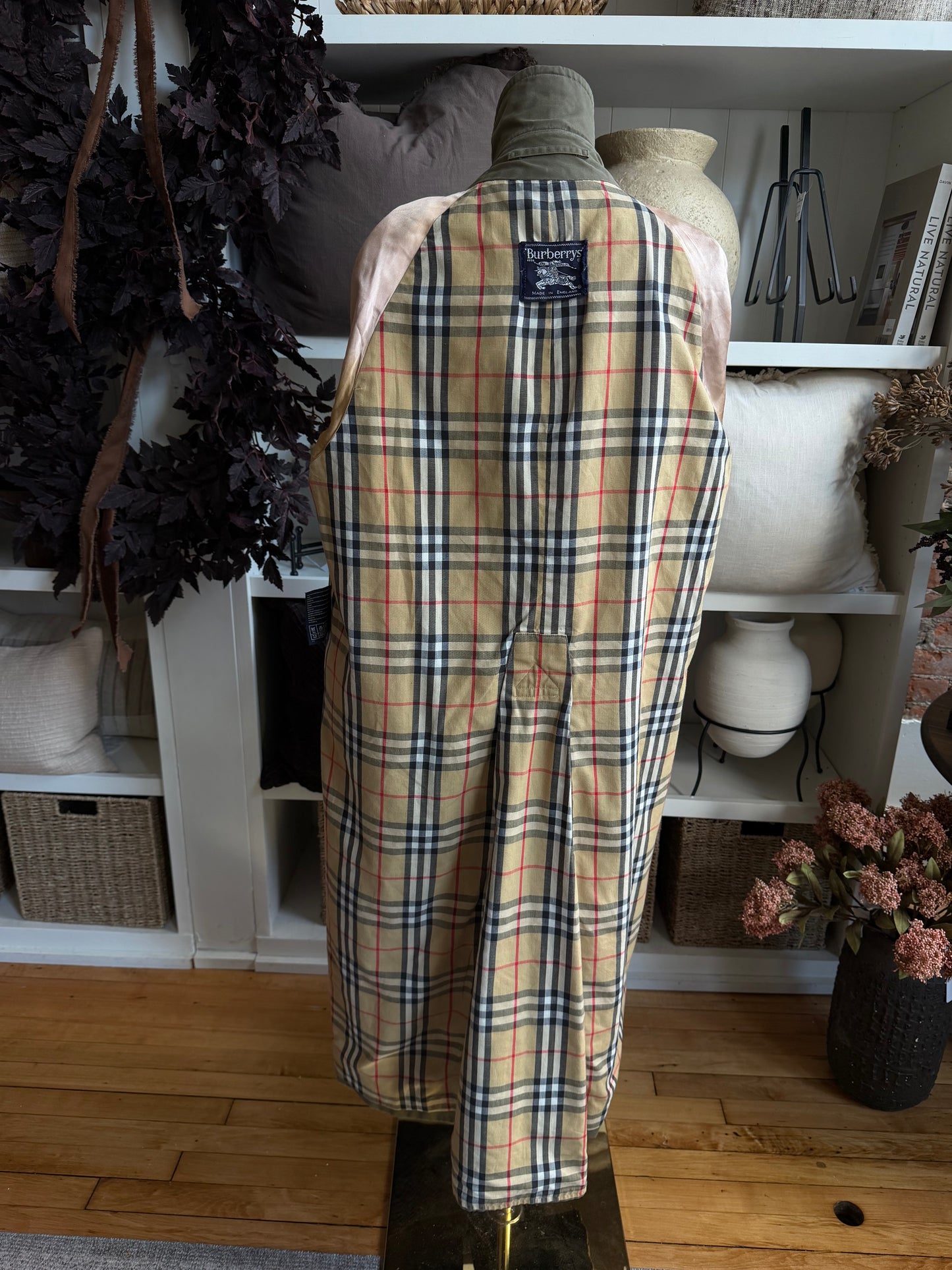 Vintage Burberry olive trench coat. Fits XS-M