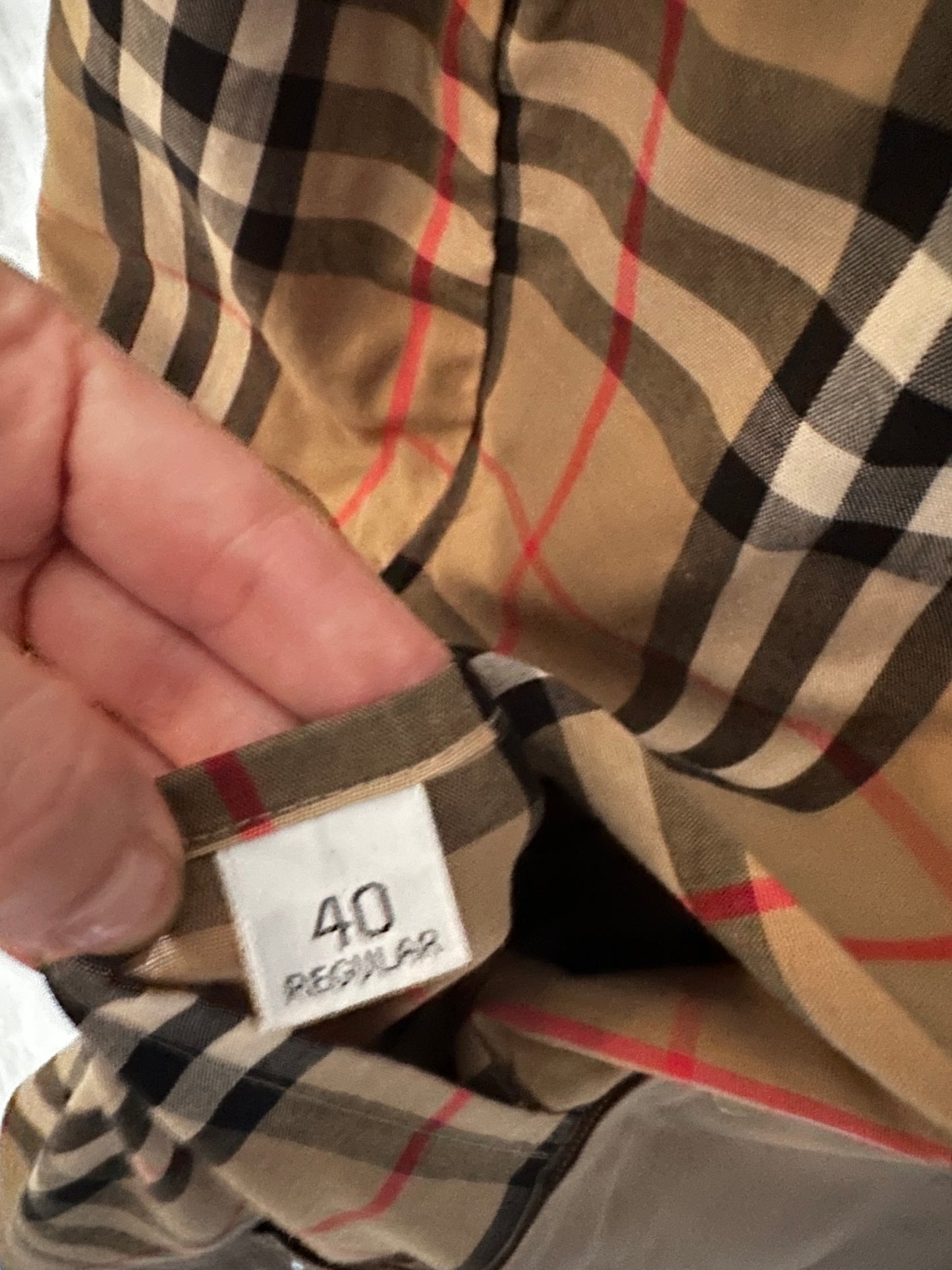 90s Burberry trench coat. Size 40 reg. No zip out lining