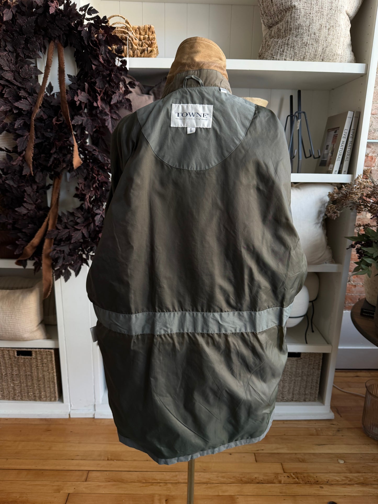 00s Towne London Fog green barn coat with leather collar. Fits M-XL