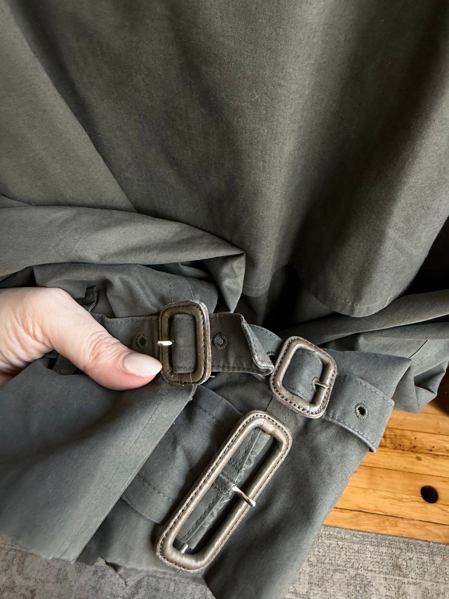 Vintage Burberry dark green trench coat with zip out wool lining. Fits M-XL