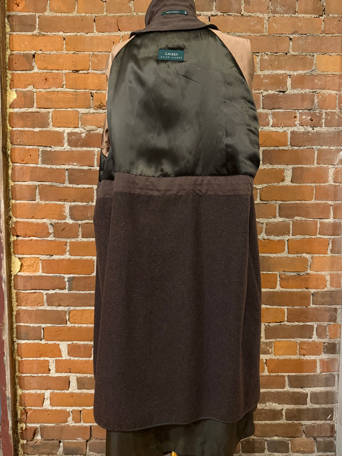 90s Lauren by Ralph Lauren brown trench with removable wool lining. Missing belt but a vintage silk tie is included. Fits M-XL