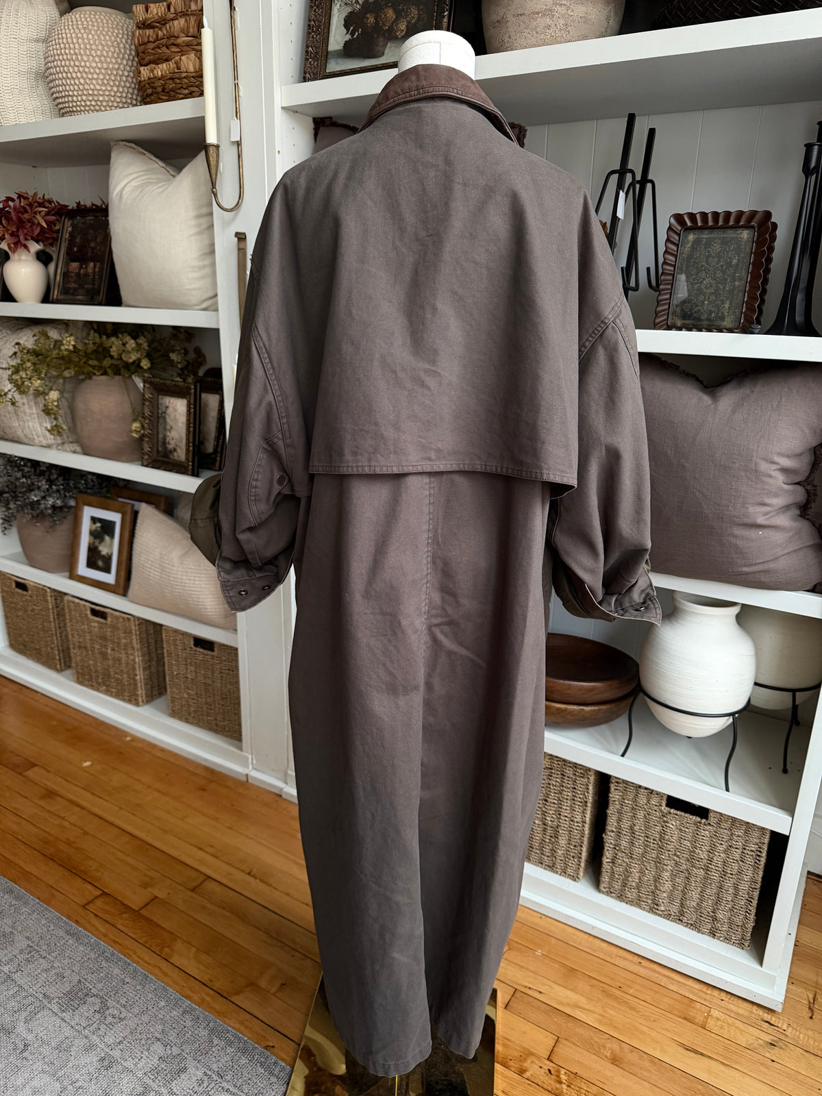 90s Timberland trench with leather collar. Made in Hong Kong. Fits L-XXL
