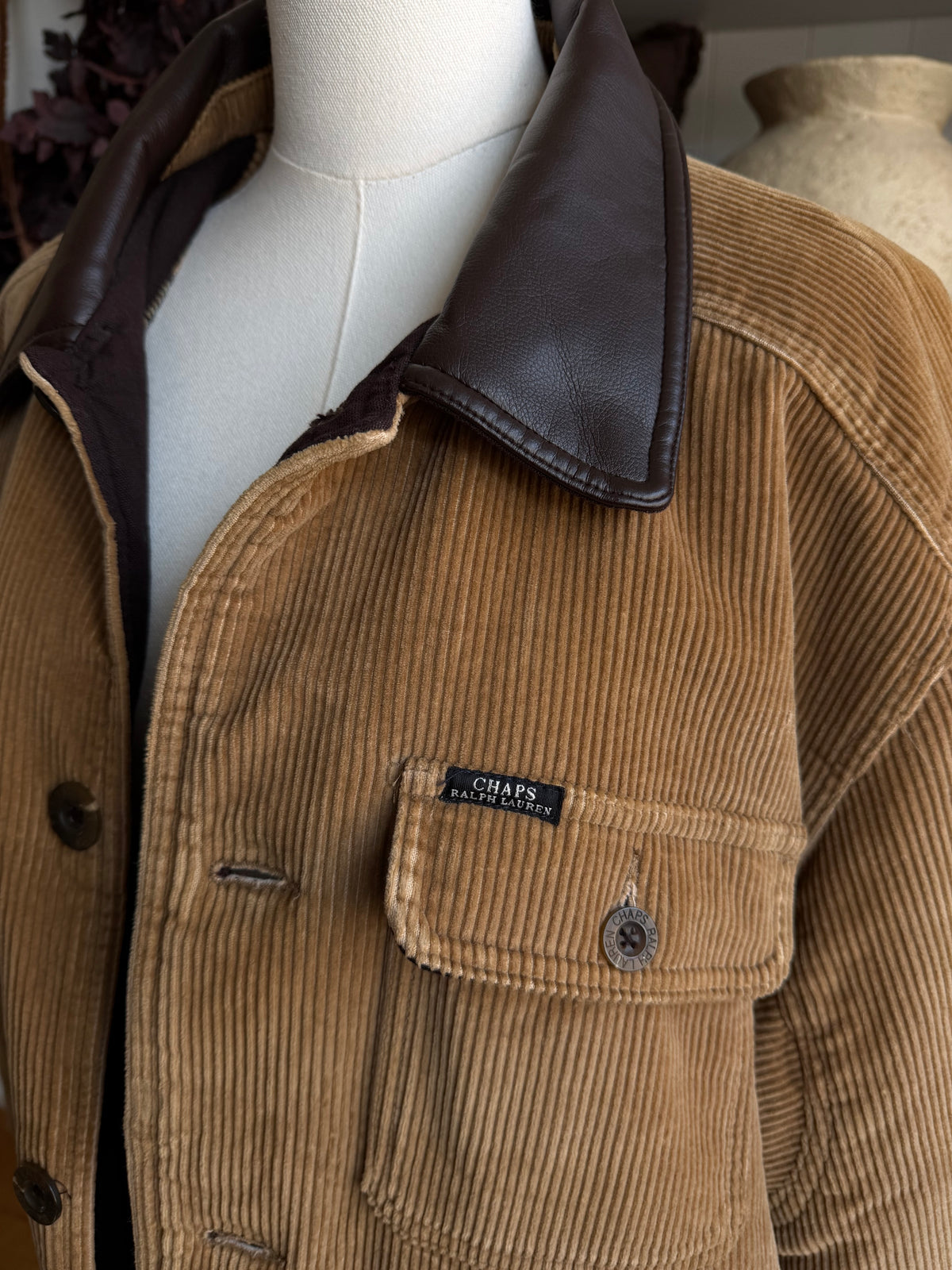 90s Chaps Ralph Lauren corduroy barn coat with leather collar. Fits M-XL