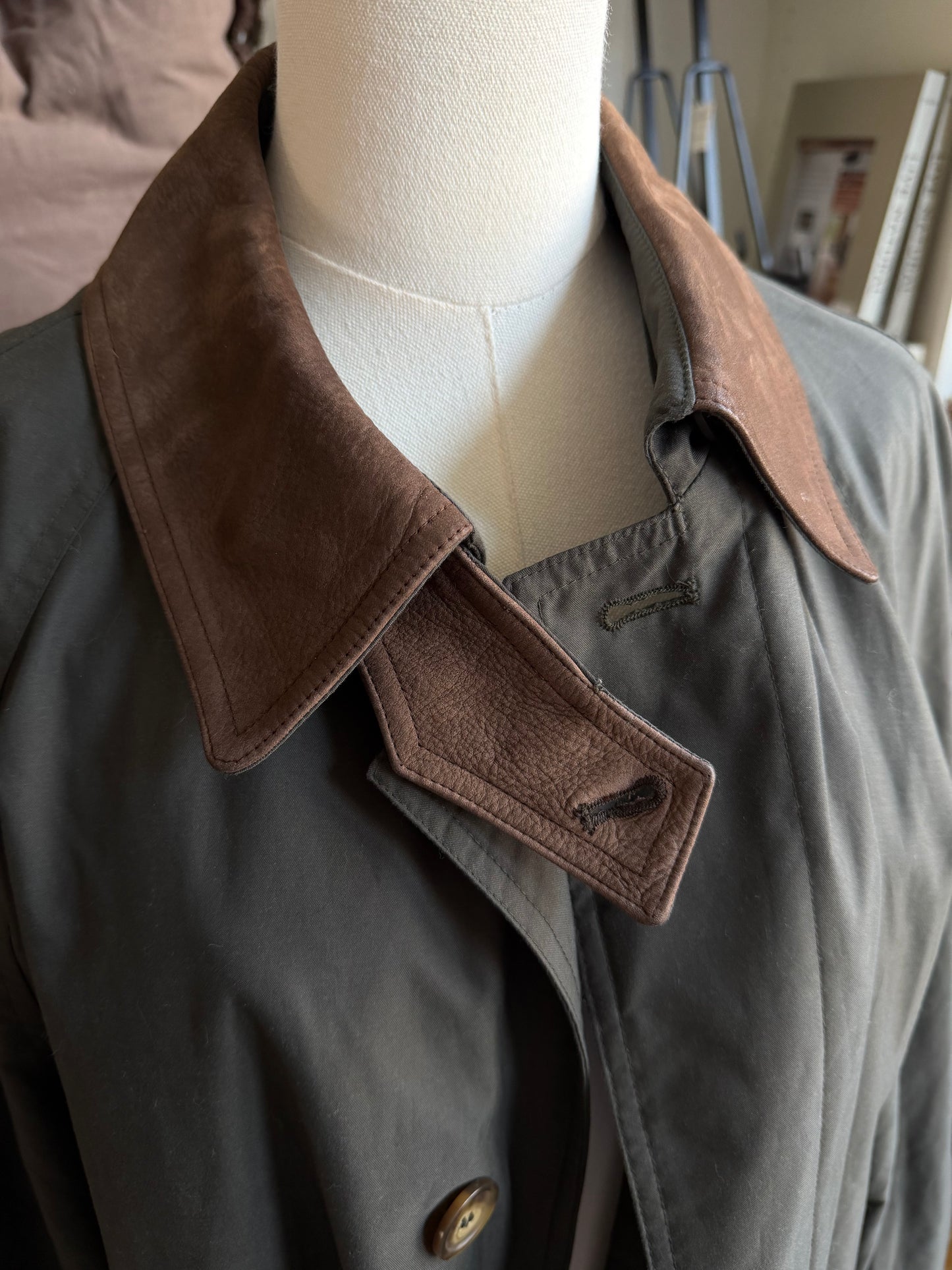 90s Chaps Ralph Lauren green trench with removable wool lining and leather collar. Fits M-XXL