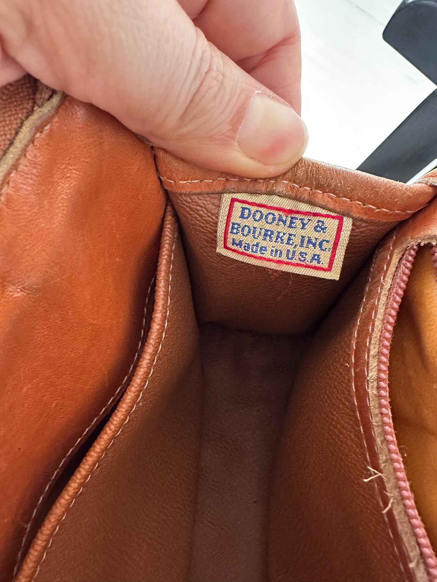 80s/90s Dooney and Bourke zip top crossbody in cream
