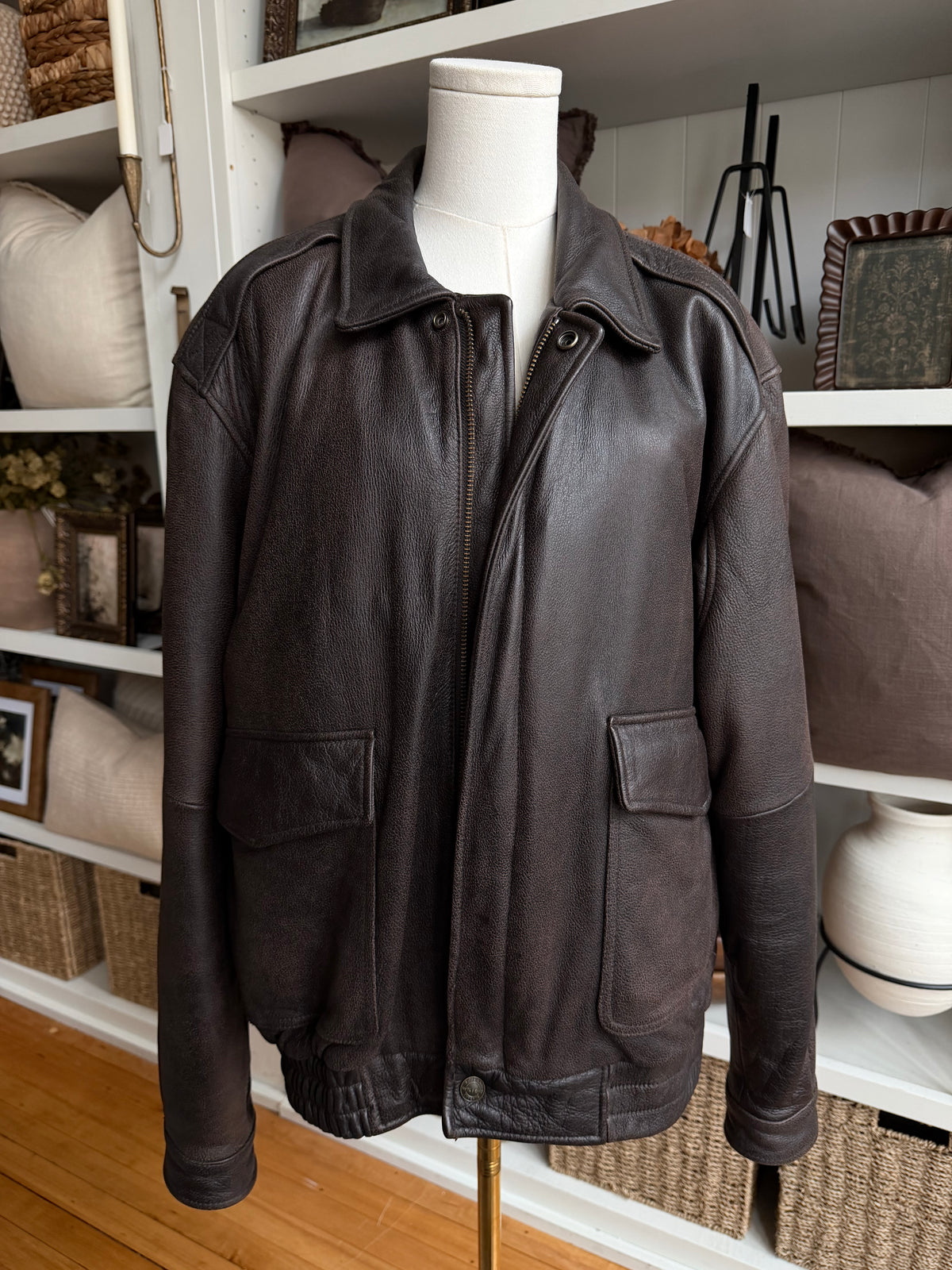 90s Wilson’s Leatger bomber with zip out lining. Fits M-XL