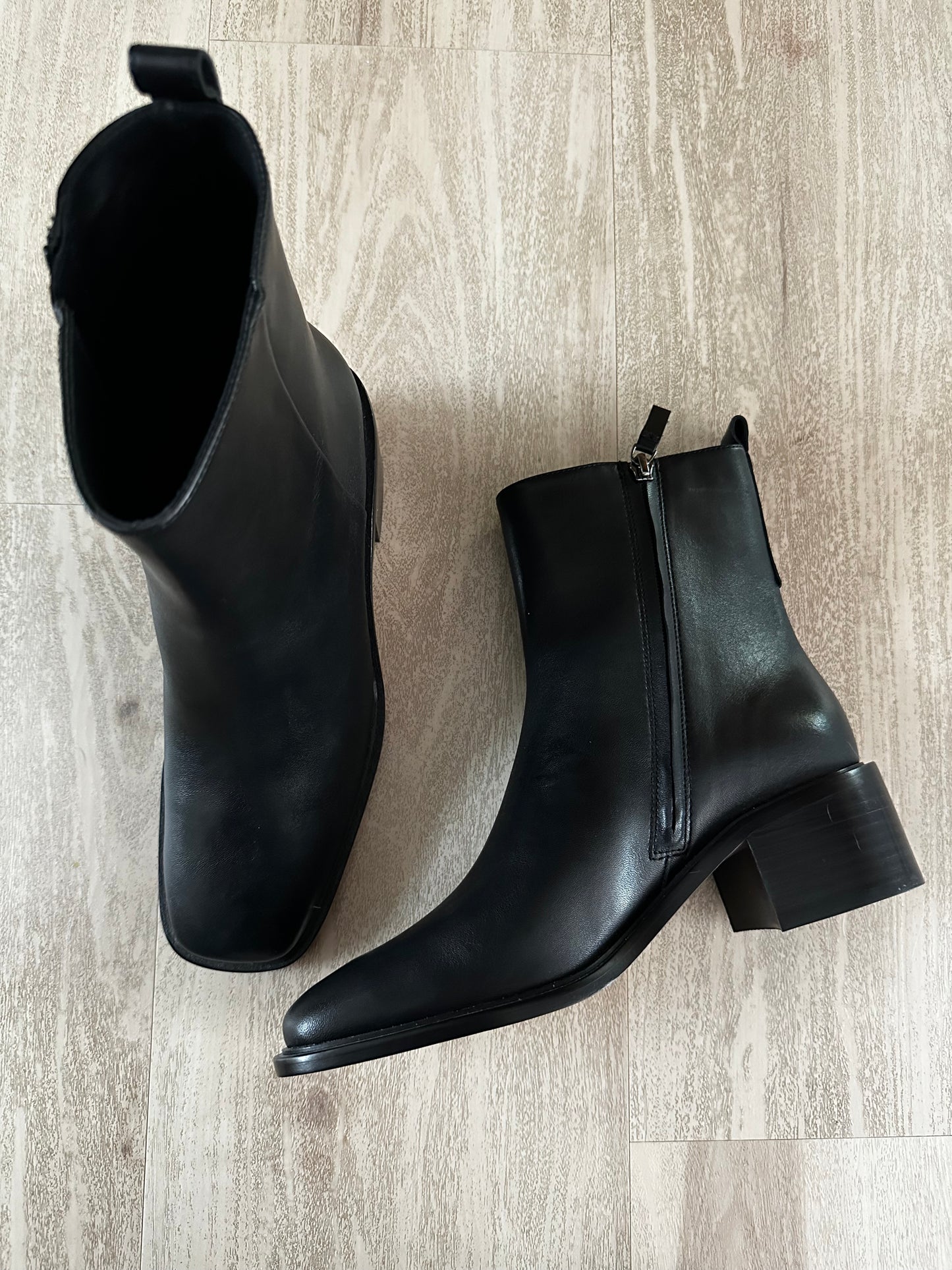 Everlane black leather City Boot in size 9.5