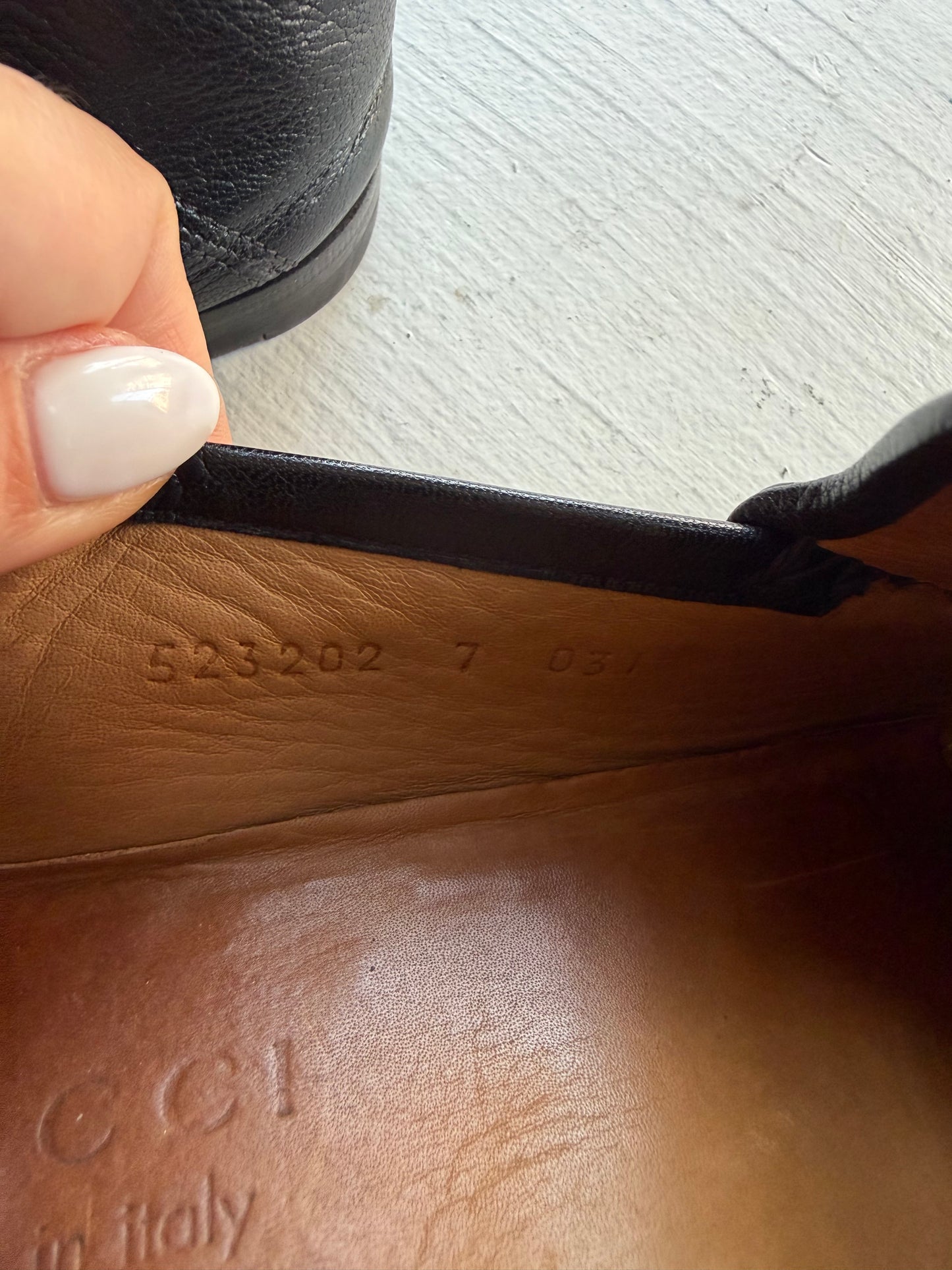 Vintage black Gucci loafers. Labeled men’s size 7. Fits like women’s 9.5/10