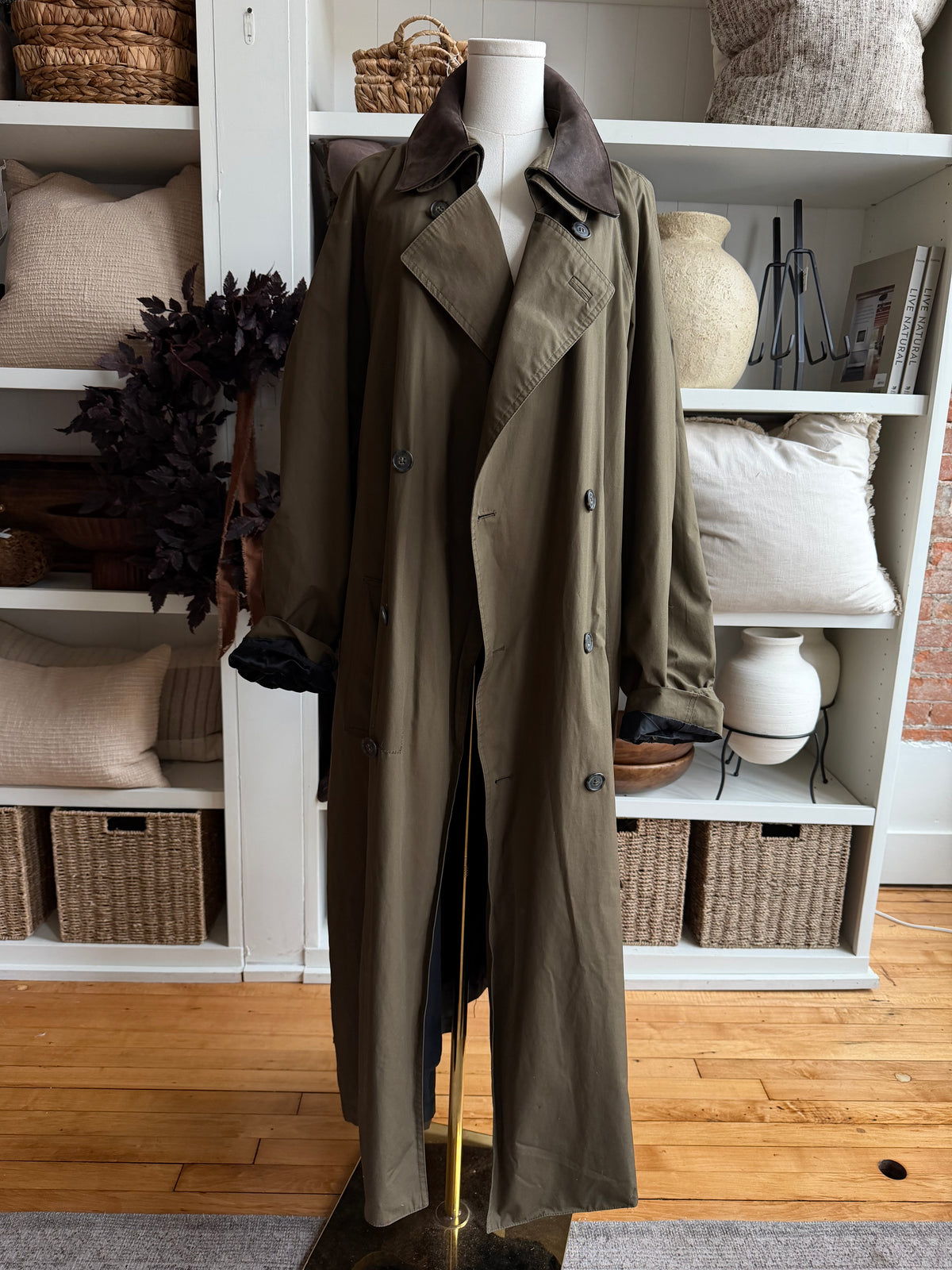 90s London Fog green trench with leather removable collar. Fits M-XXL tall