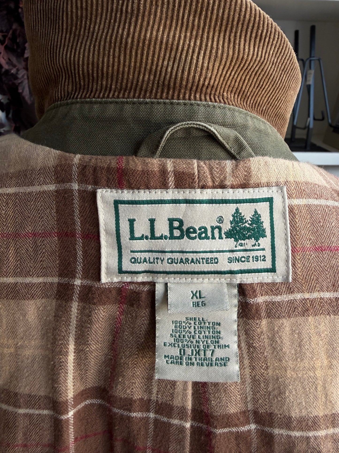 90s LL Bean green barn coat with brown corduroy collar. Fits M-XL
