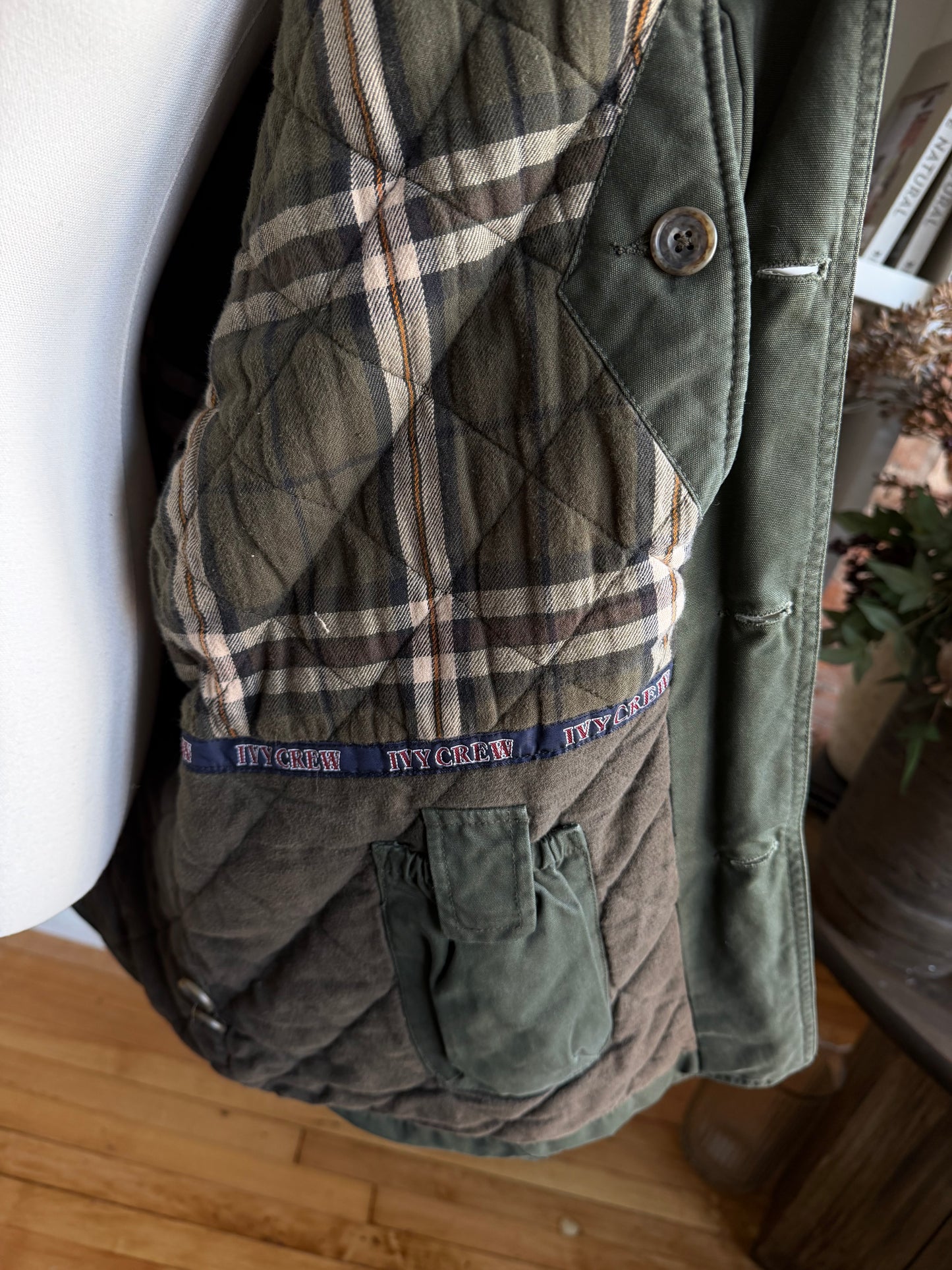 90s Ivy Crew insulated green barn coat with leather collar. Made in Hong Kong. Fits S-L