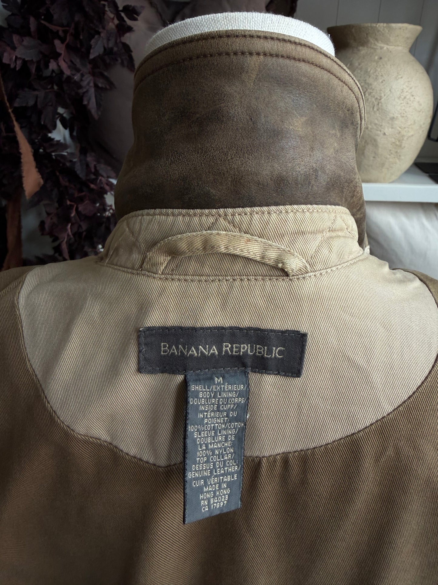 90s Banana Republic flannel lined barn coat with leather collar. Fits M-XL