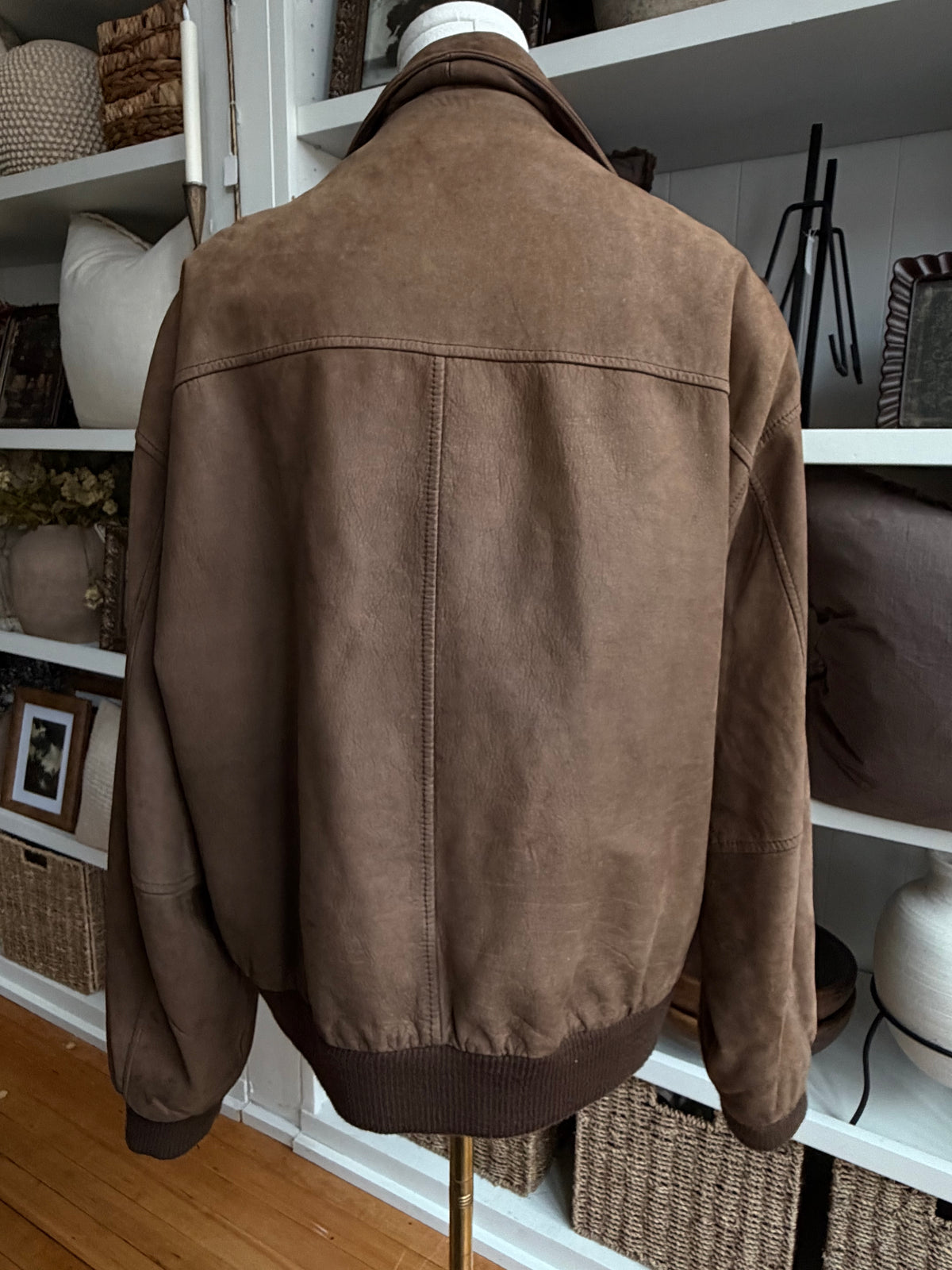 90s Wilson’s Adventure Bound leather bomber. Fits S-L