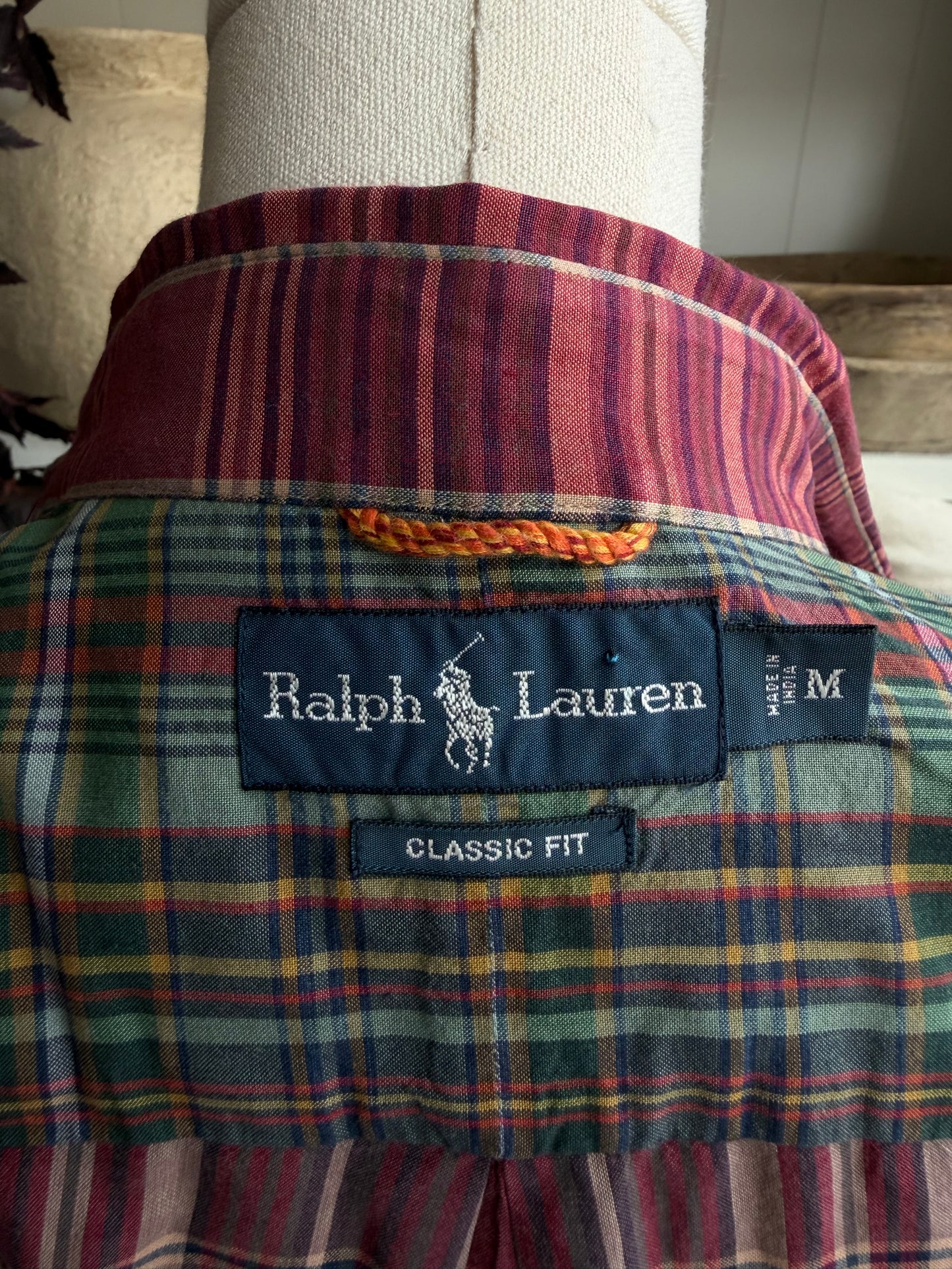90s Ralph Lauren classic fit button down. Fits XS-M