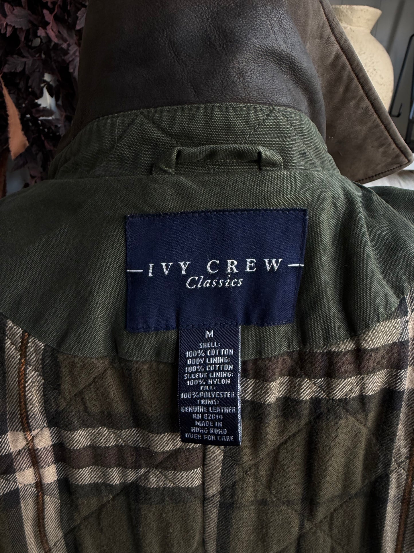 90s Ivy Crew insulated green barn coat with leather collar. Made in Hong Kong. Fits S-L