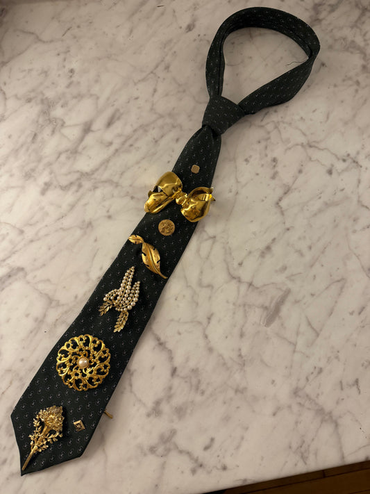 Brooch tie