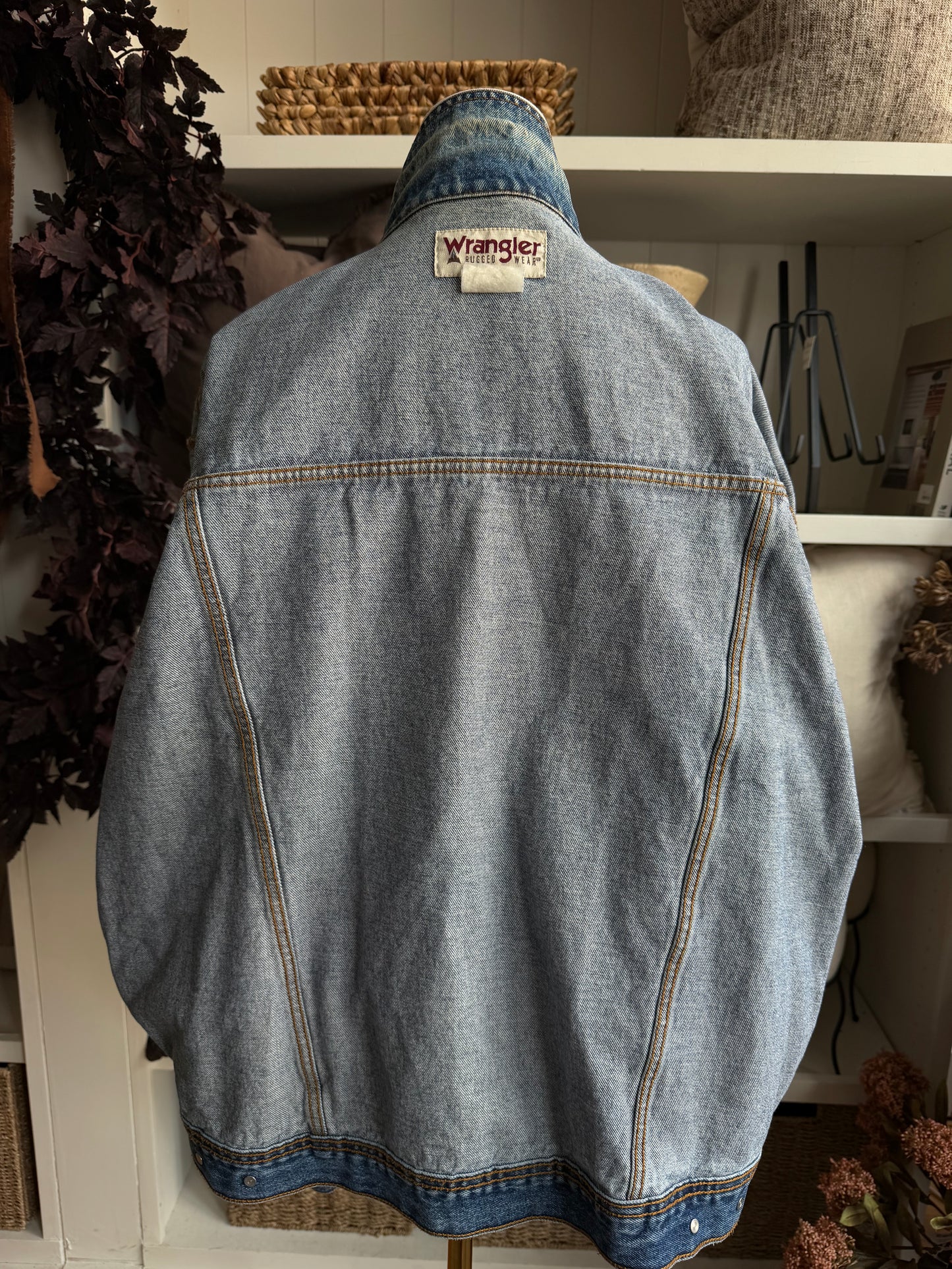 90s Wrangler denim jacket. Fits S-L