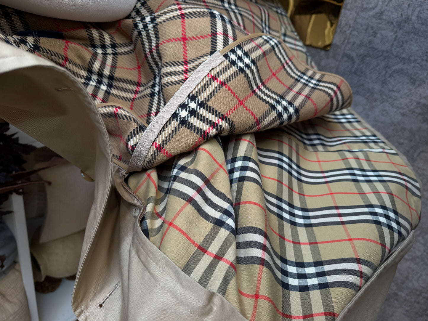 Vintage Burberry khaki trench with zip out wool lining. Fits M-XL