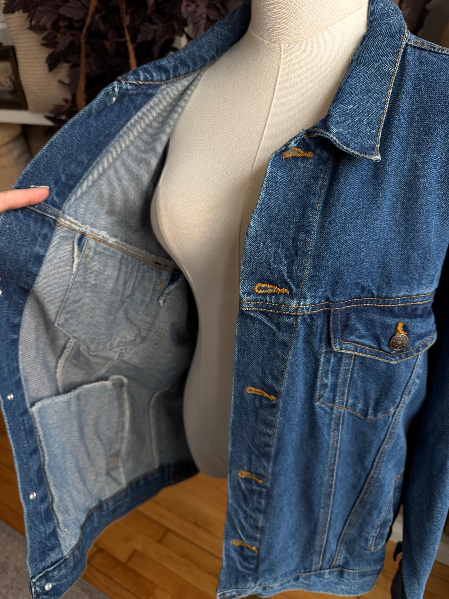 00s Open Trails denim jacket. Fits M-XL
