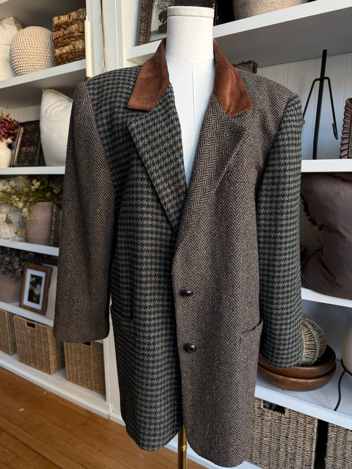 90s JL Colebrook two toned tweed blazer with leather collar. Fits S-L