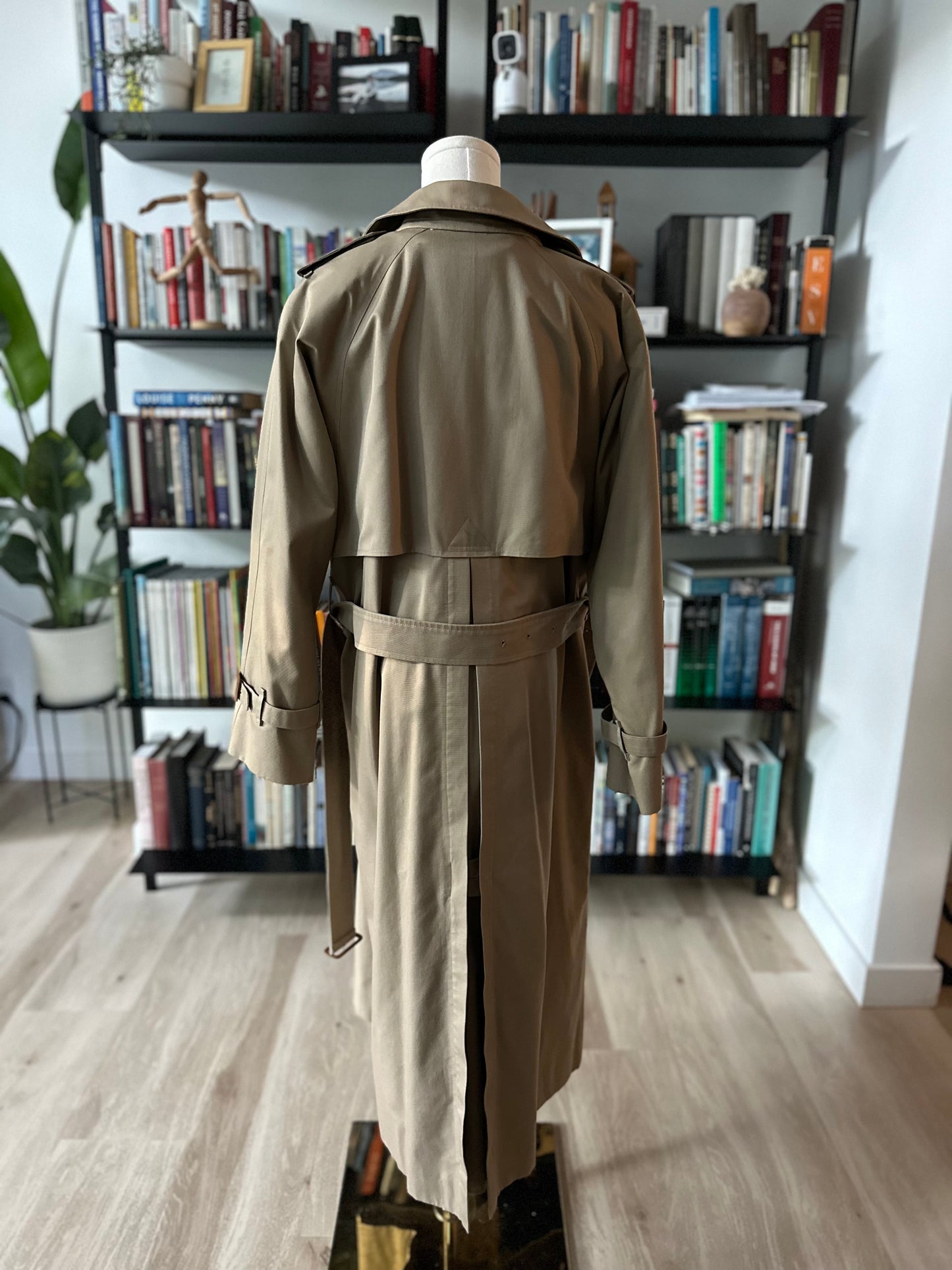 90s Burberry trench. Size 10 X-Long. No zip out lining