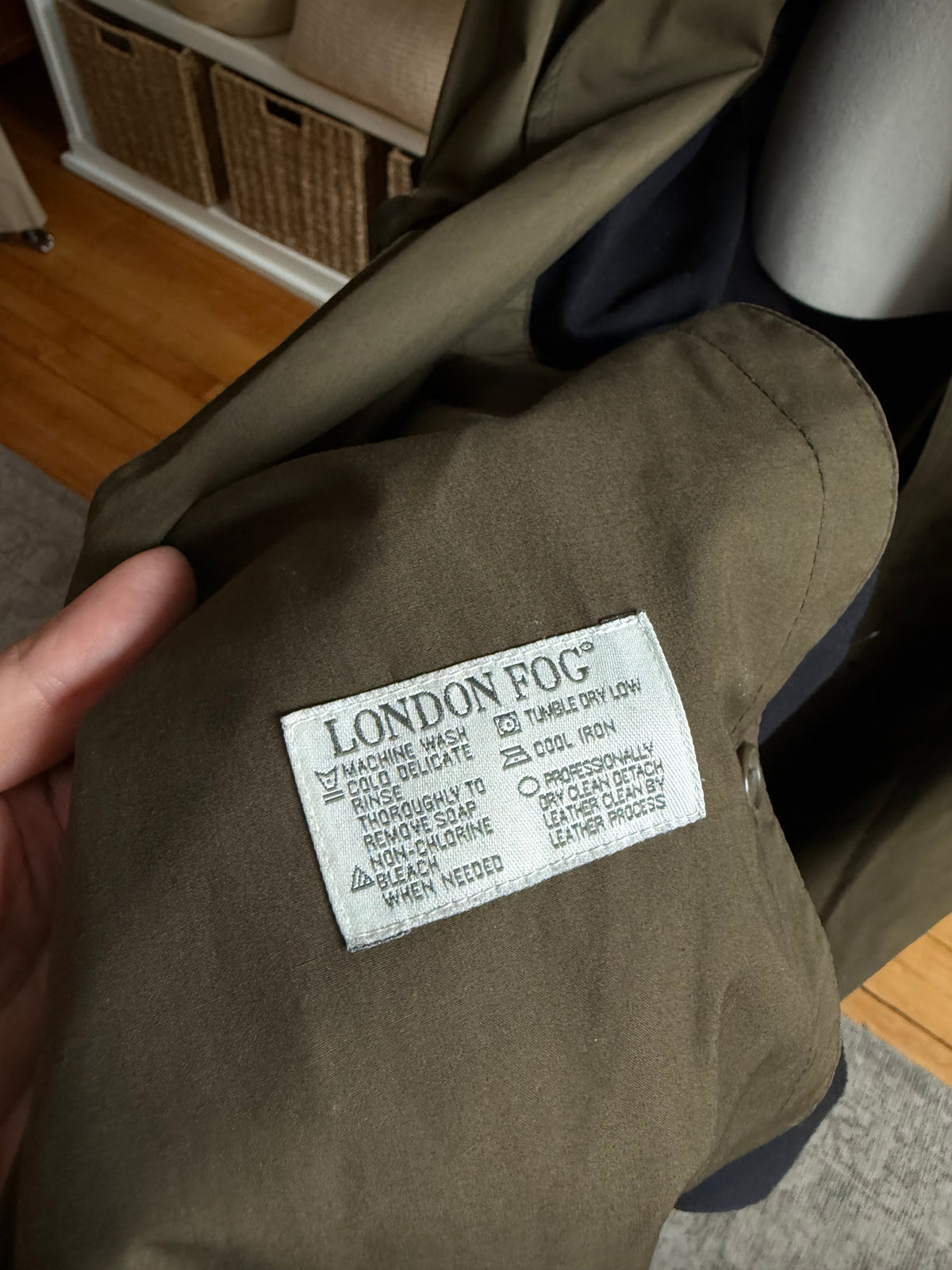 90s London Fog green trench with leather removable collar. Fits M-XXL tall