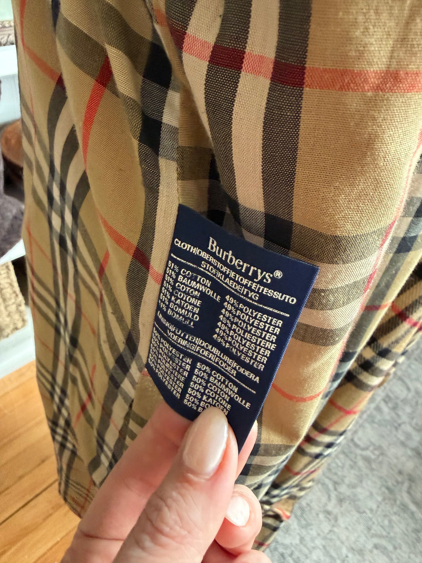 Vintage Burberry red trench coat with wool zip out lining. Fits XXS-S