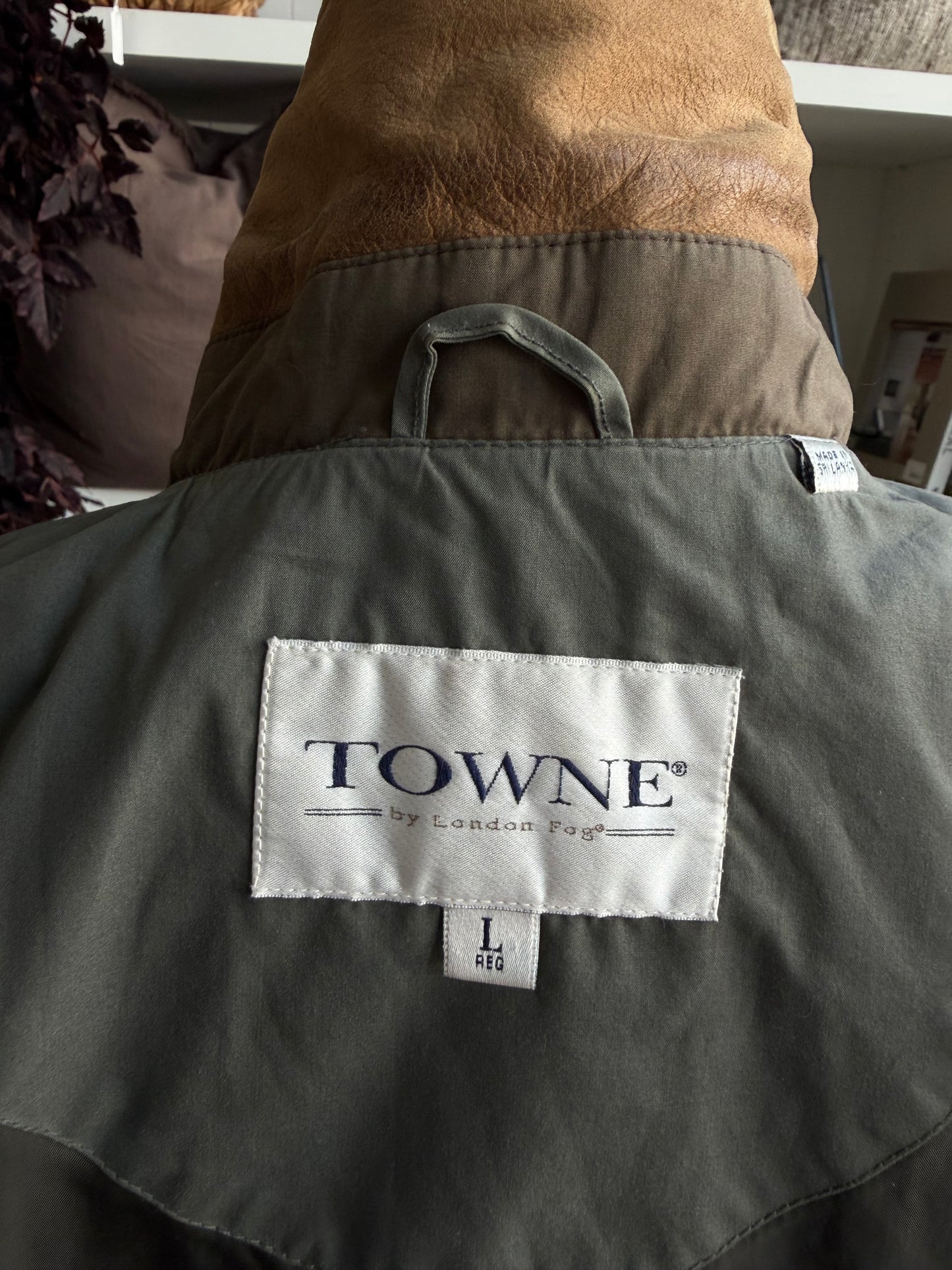 00s Towne London Fog green barn coat with leather collar. Fits M-XL
