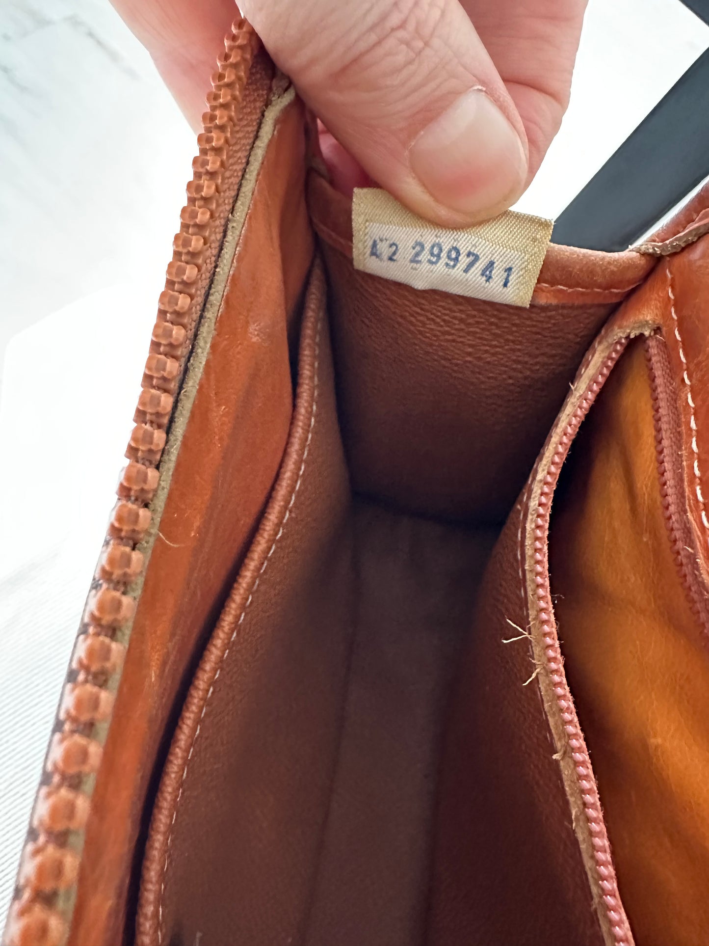 80s/90s Dooney and Bourke zip top crossbody in cream