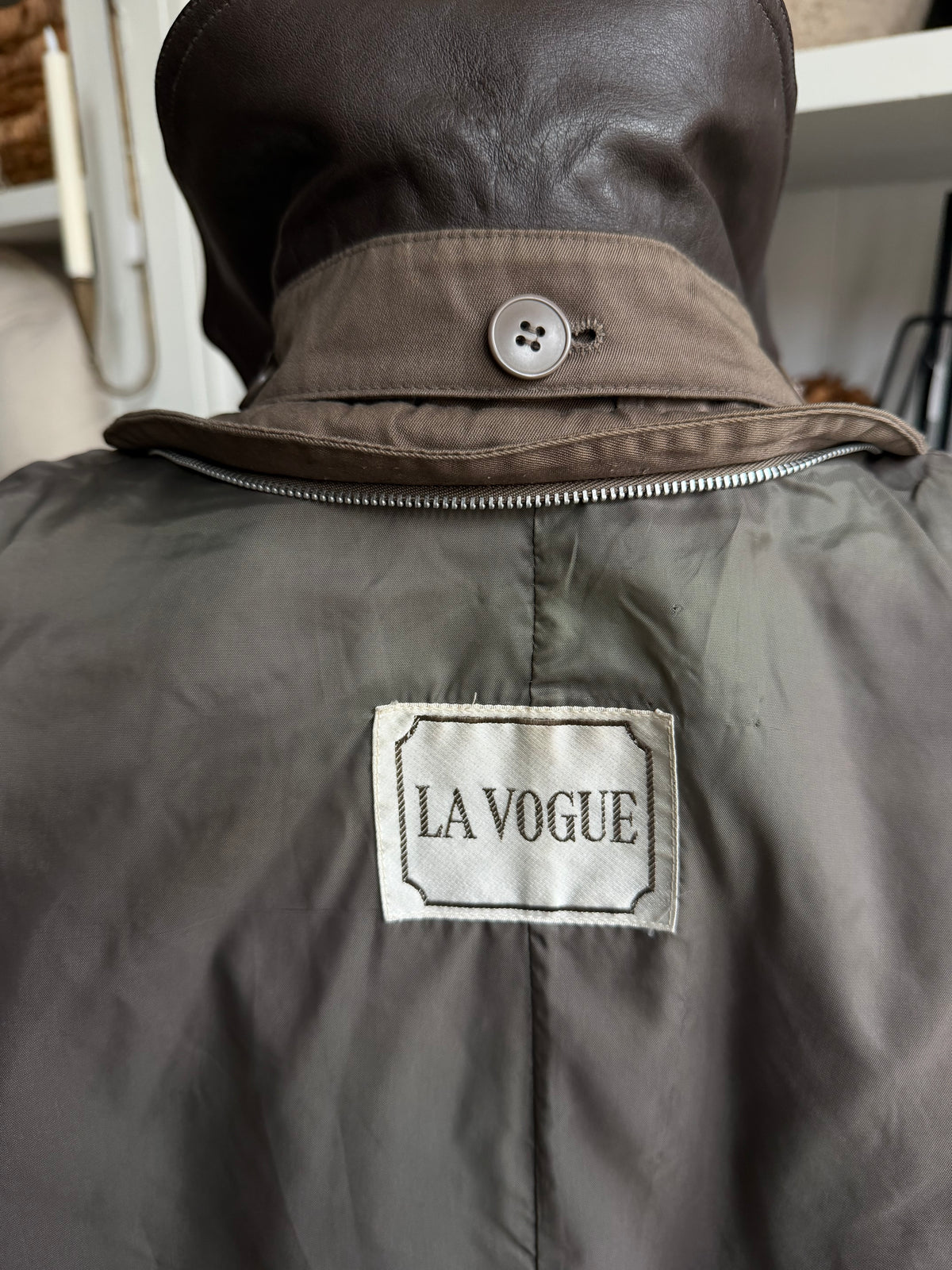 90s La Vogue trench with leather collar. Fits S-L