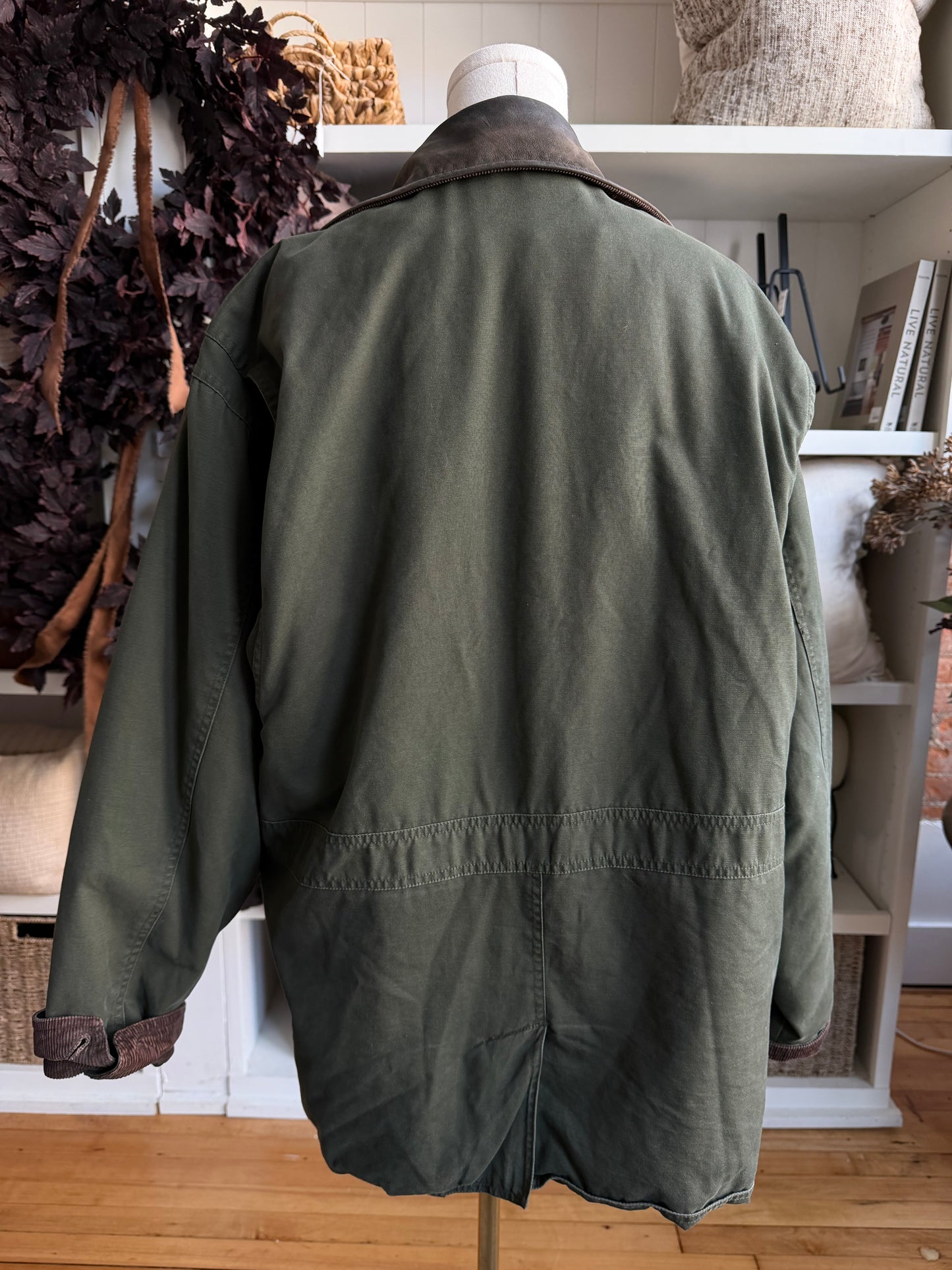 90s Ivy Crew insulated green barn coat with leather collar. Made in Hong Kong. Fits S-L