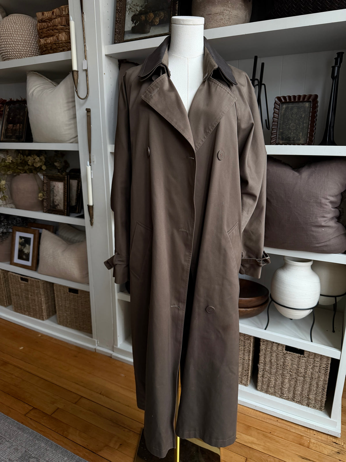 90s La Vogue trench with leather collar. Fits S-L
