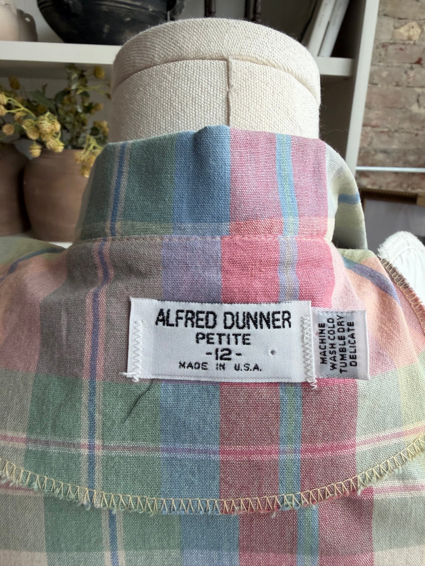 Vintage Alfred Dunner plastic d lightweight blazer. Made in the USA