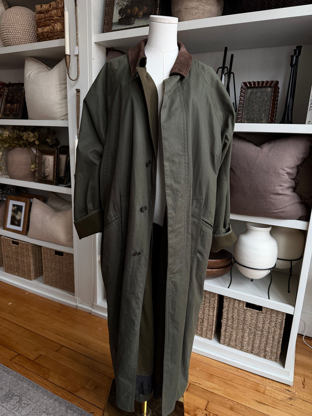 90s London Fog green trench with leather collar and zip out wool lining. Made in the USA. Fits M-XL