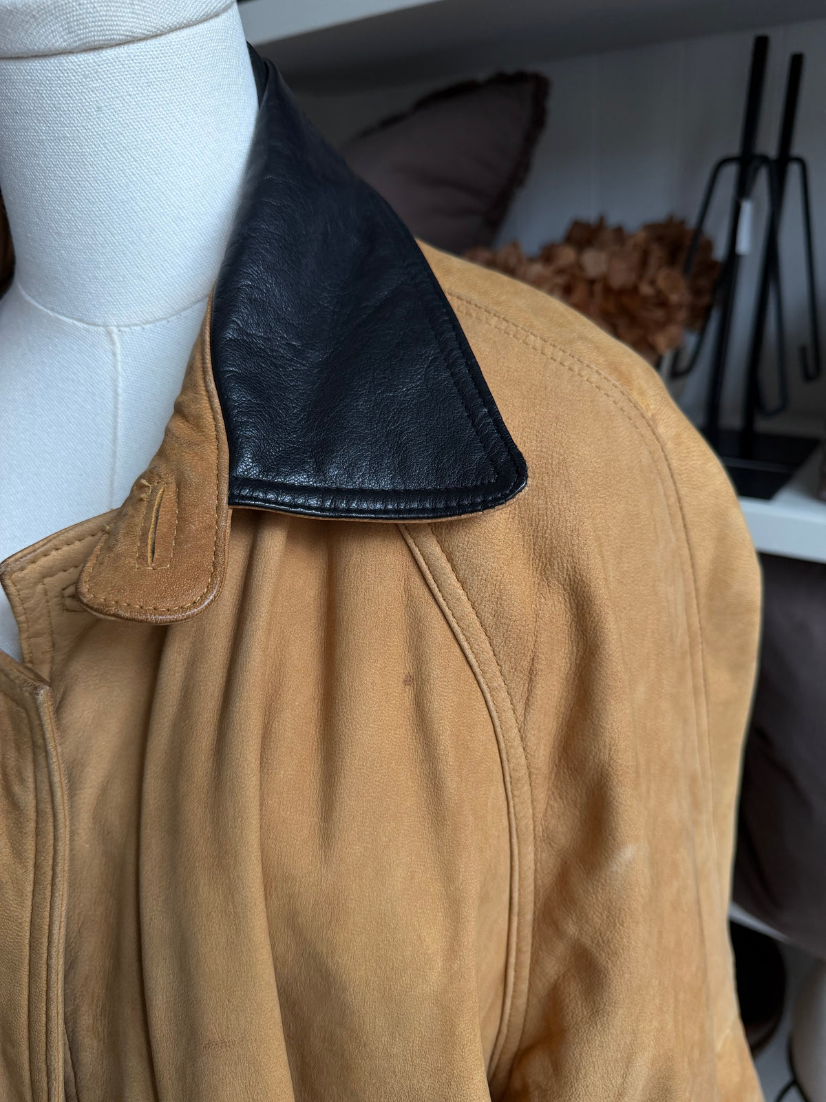 Vintage nubuck trench with black leather collar. Fits M-XL
