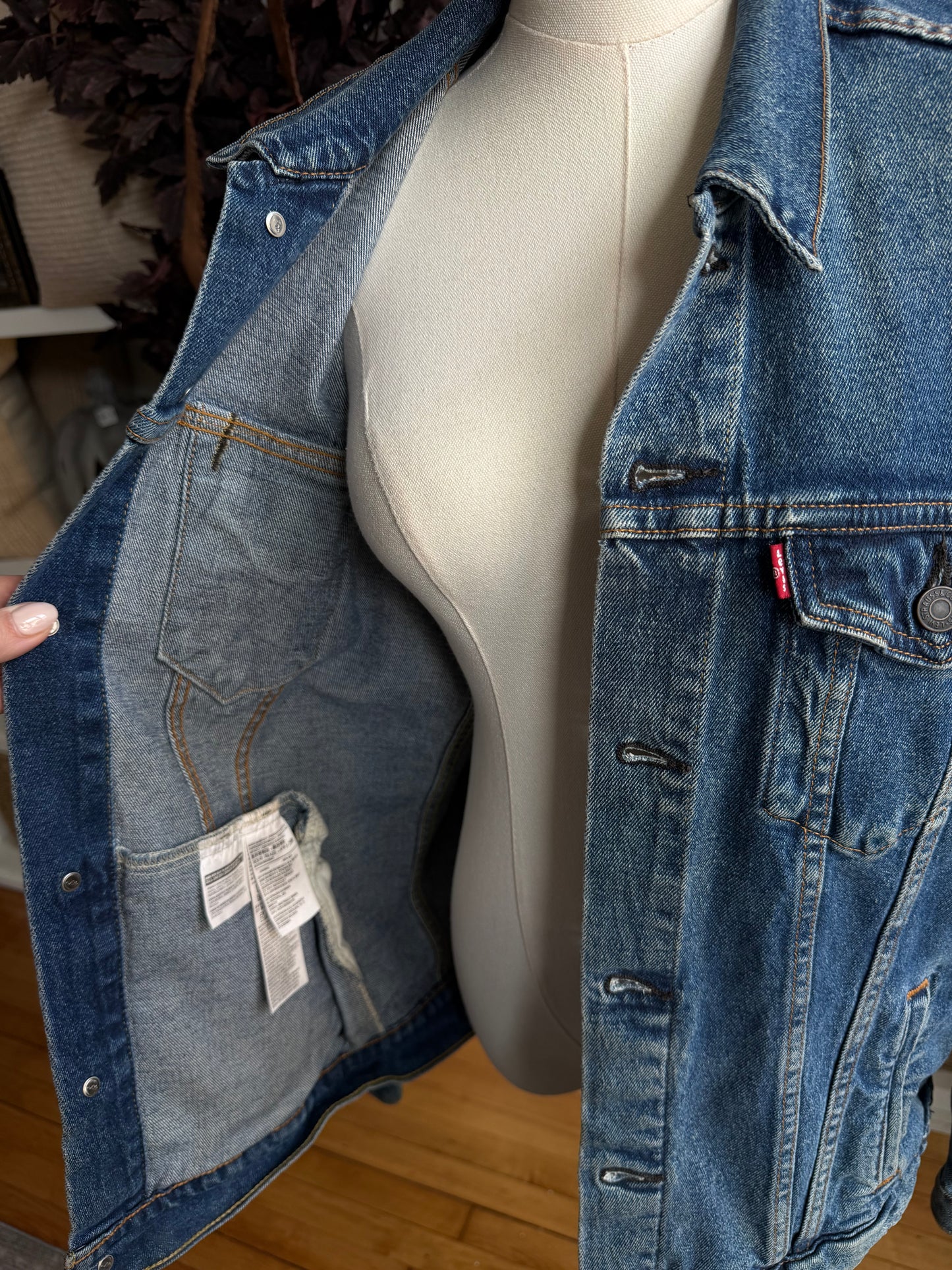 00s Levi’s denim jacket. Fits XS-M