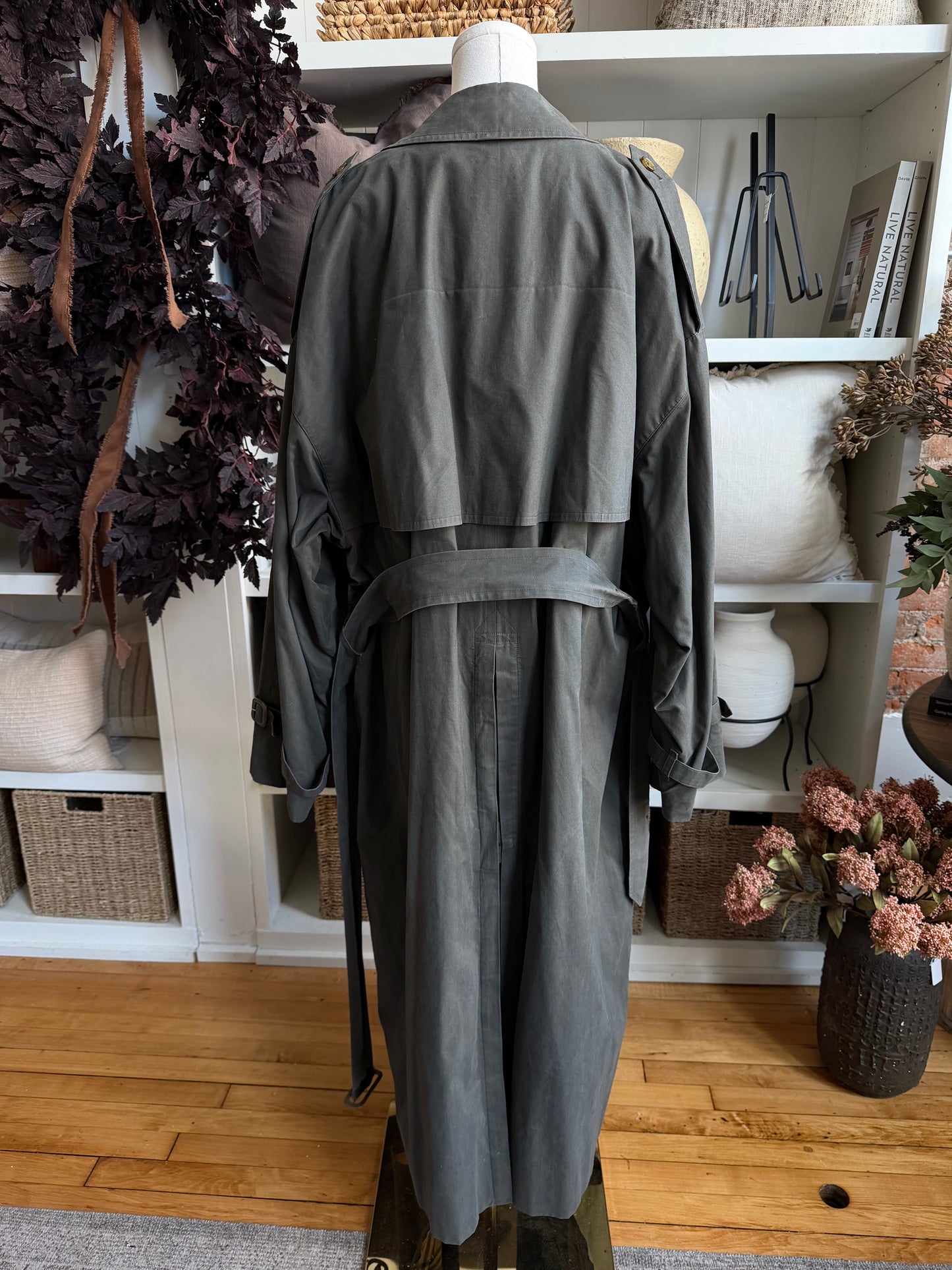 Vintage Burberry dark green trench coat with zip out wool lining. Fits M-XL