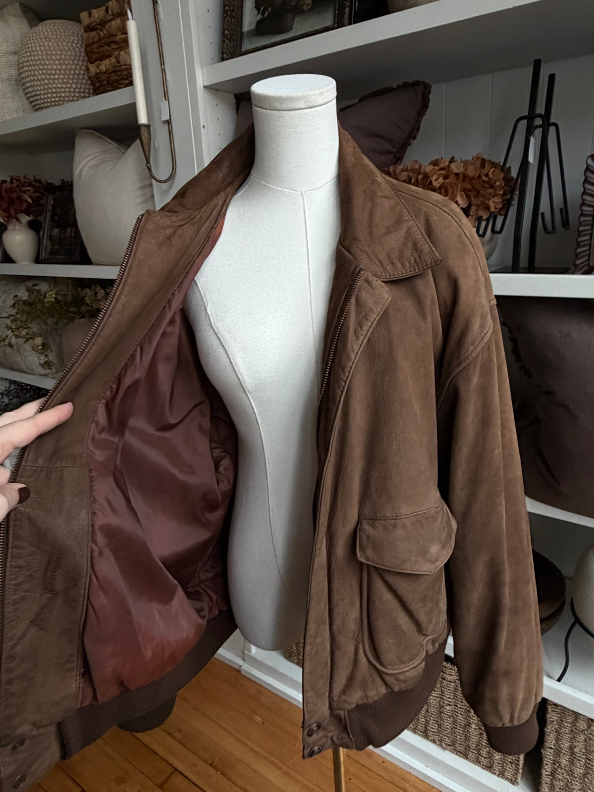 90s Wilson’s Adventure Bound leather bomber. Fits S-L