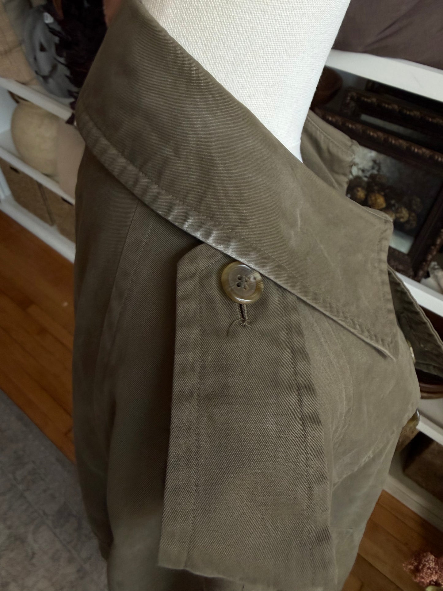Vintage Burberry olive trench coat. Fits XS-M