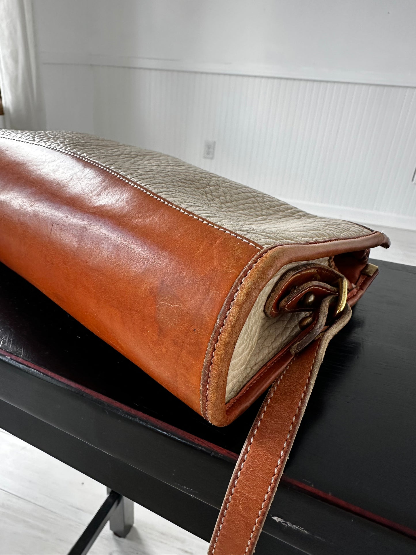 80s/90s Dooney and Bourke zip top crossbody in cream